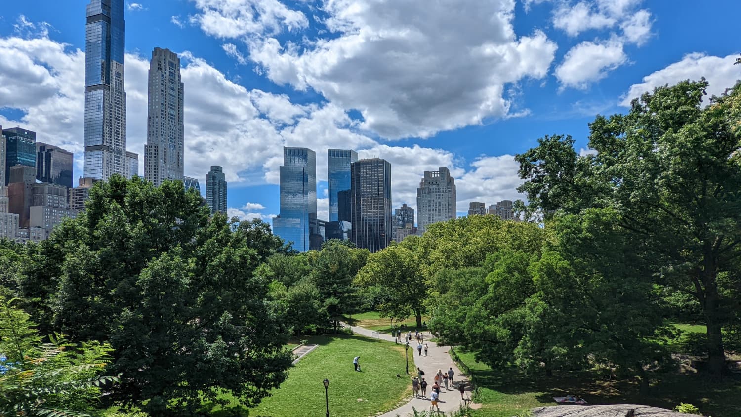 Der Central park in New York mit Wolkenkratzern im Hintergrund