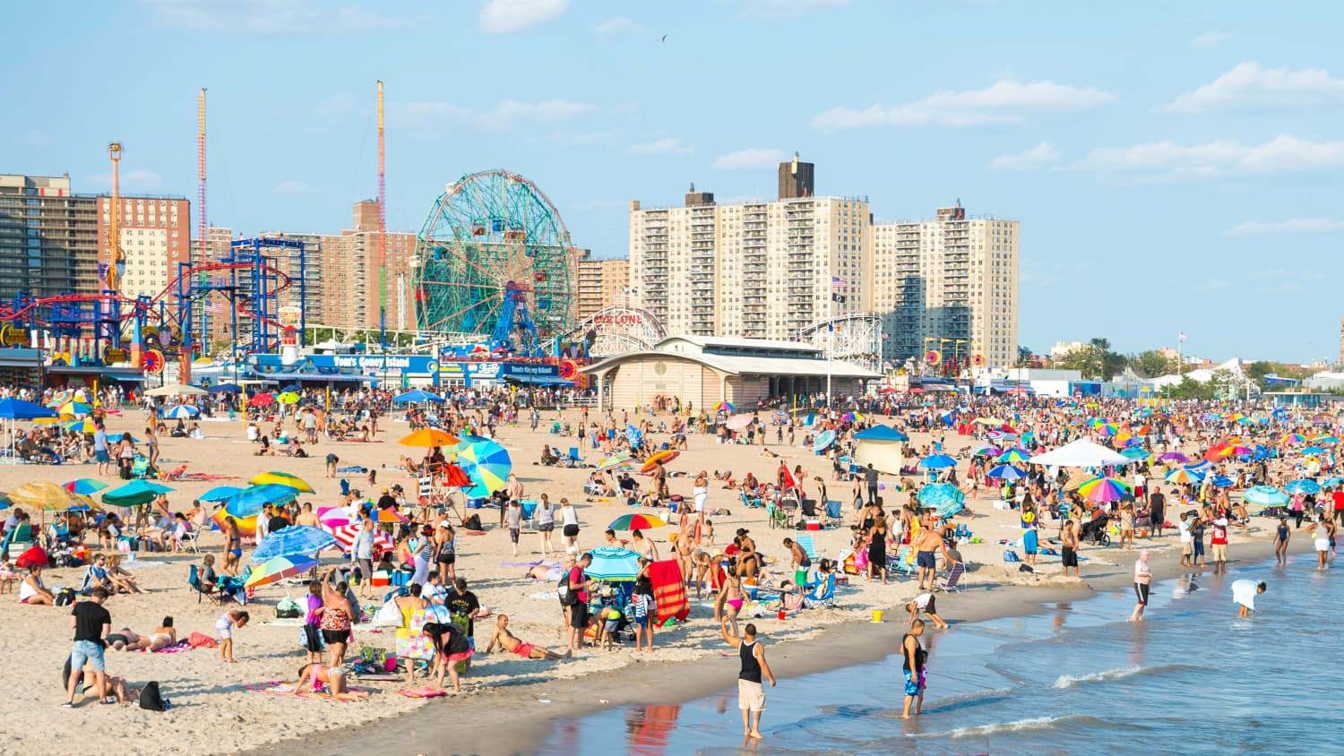 Viele Leute am Badestrand von Coney Island vor New York City