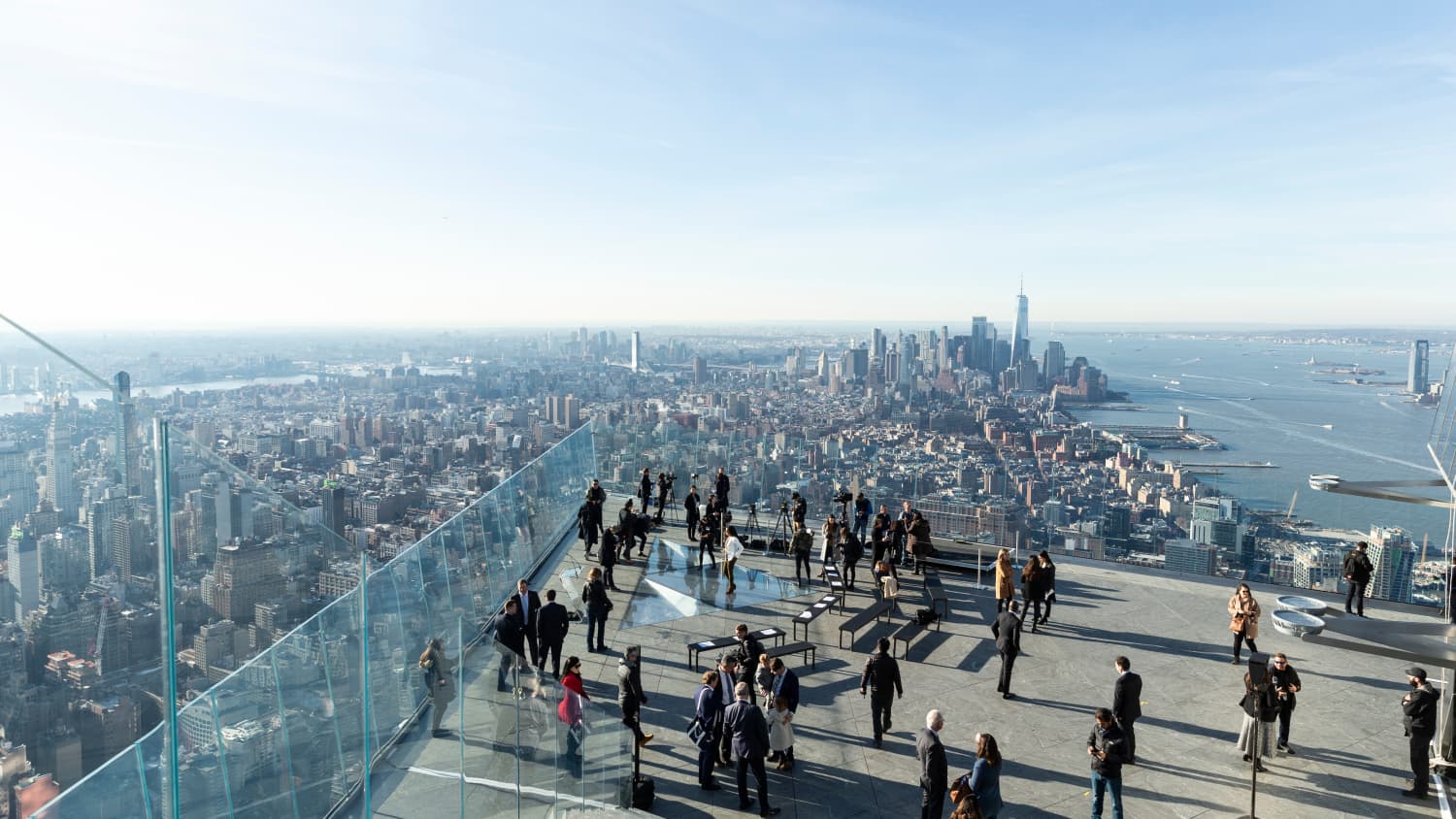 Viele Menschen genießen den Ausblick über ganz Manhattan von der Aussichtsplattform "The Edge"