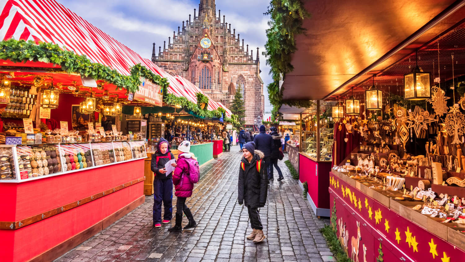 Besucher auf dem Christkindlesmarkt in Nürnberg