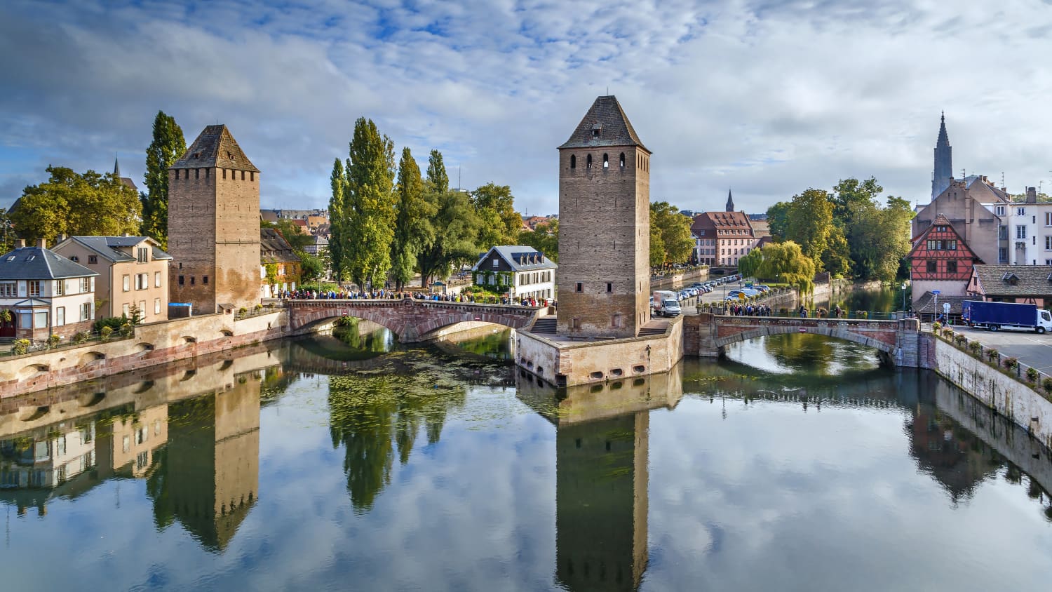Die Ponts Couverts bestehen aus drei Brücken und vier Türmen in Straßburg spiegelt sich im Fluss