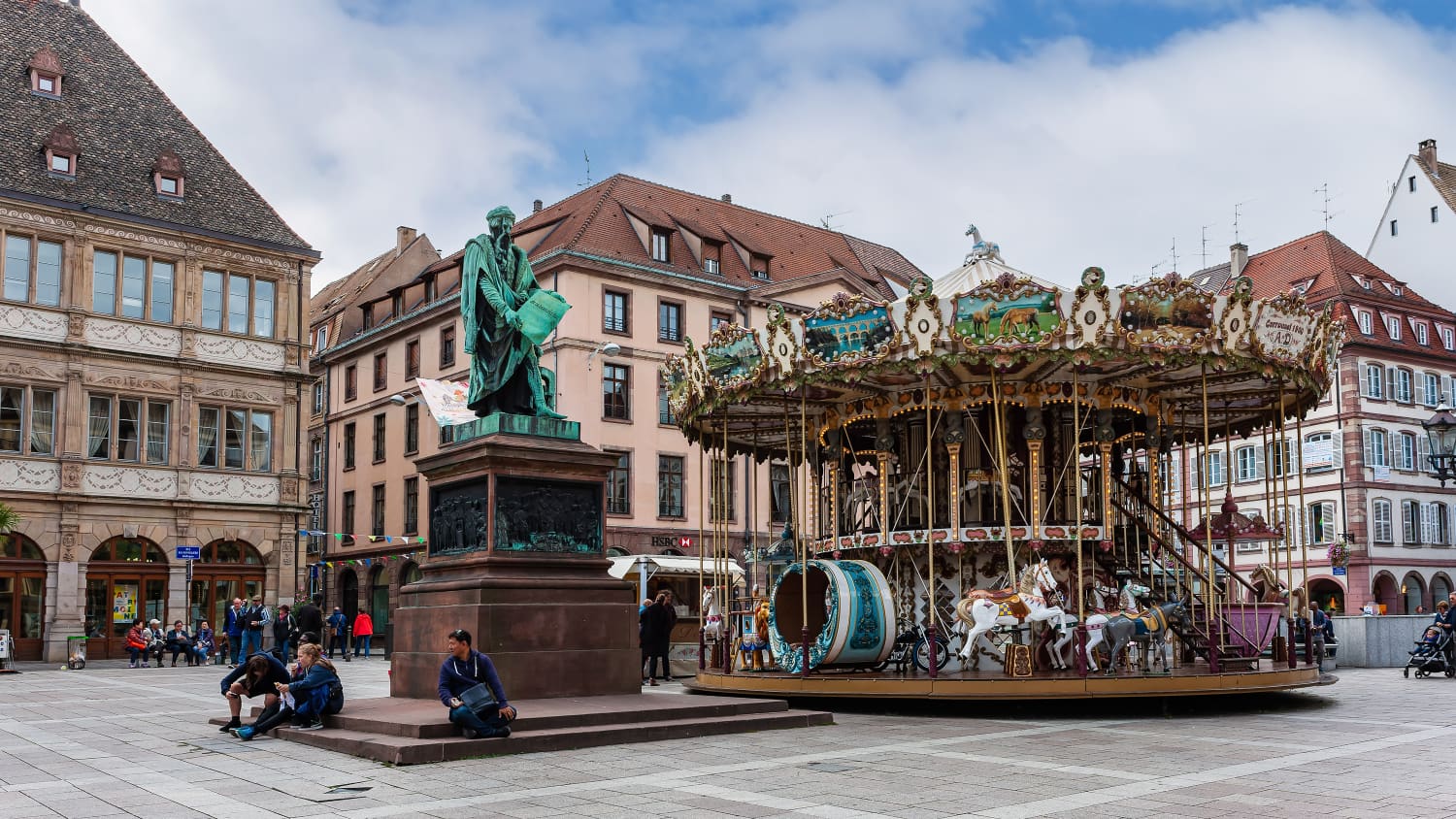 Auf dem Gutenberg Platz in Straßburg steht dieses alte Karussell