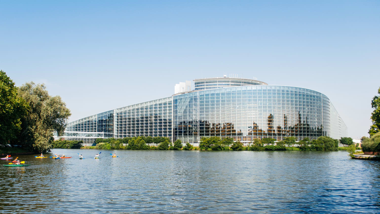 Die Fassade des Europäischen Parlament in Straßburg vom Wasser der Ill aus