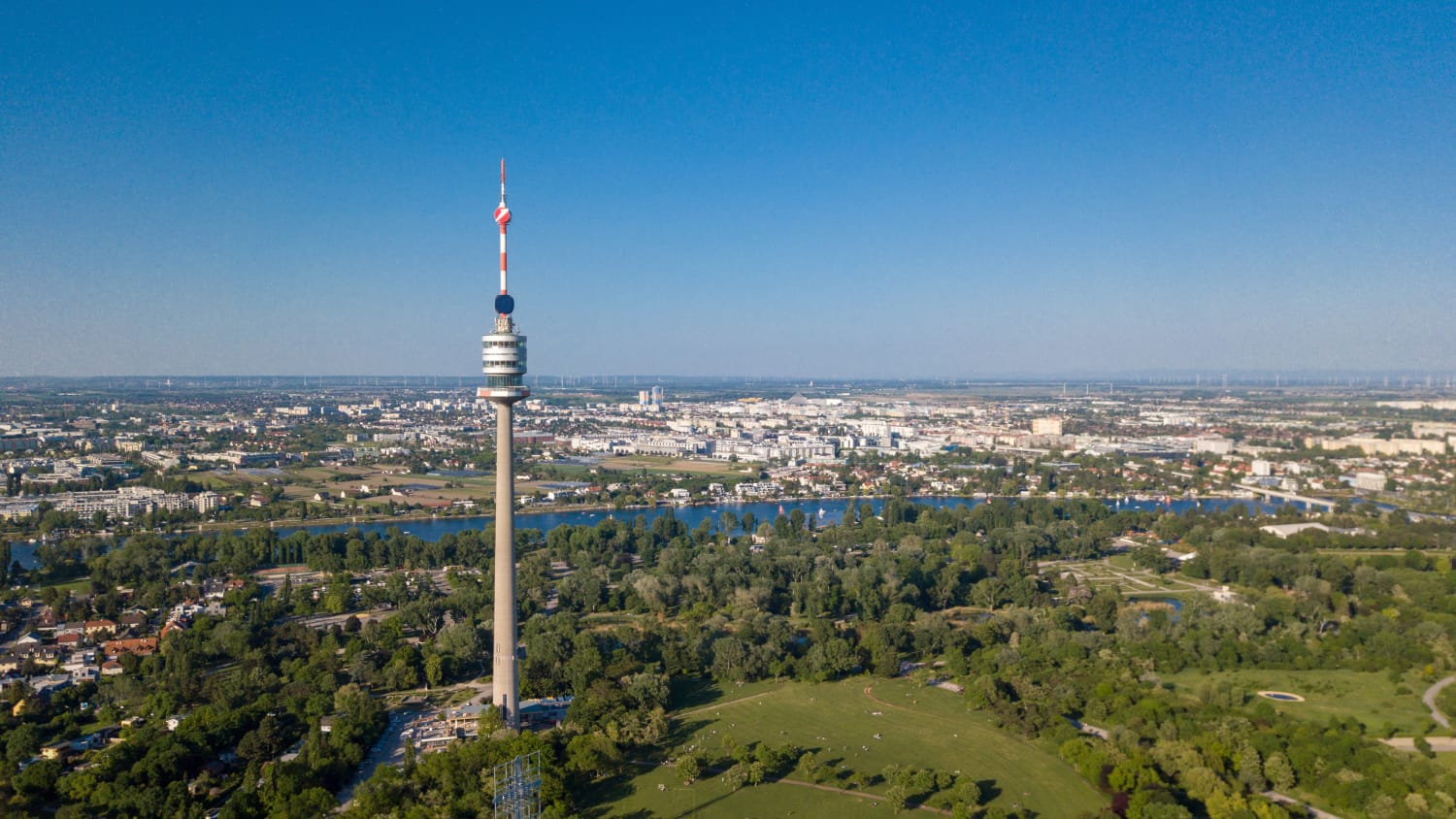 Drohnenaufnahme des Donauturms in Wien