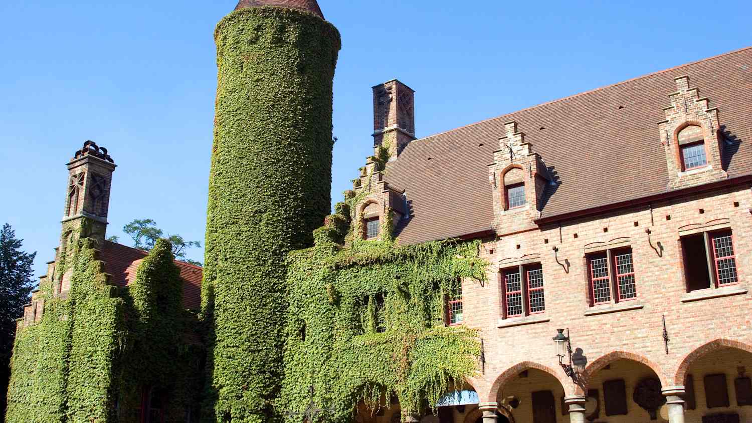Das mit Efeu bewachsene Gruuthusemuseum in Brügge