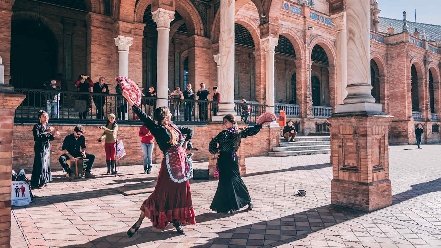 Flamencotänzerinnen auf dem Plaza de Espana in Sevilla