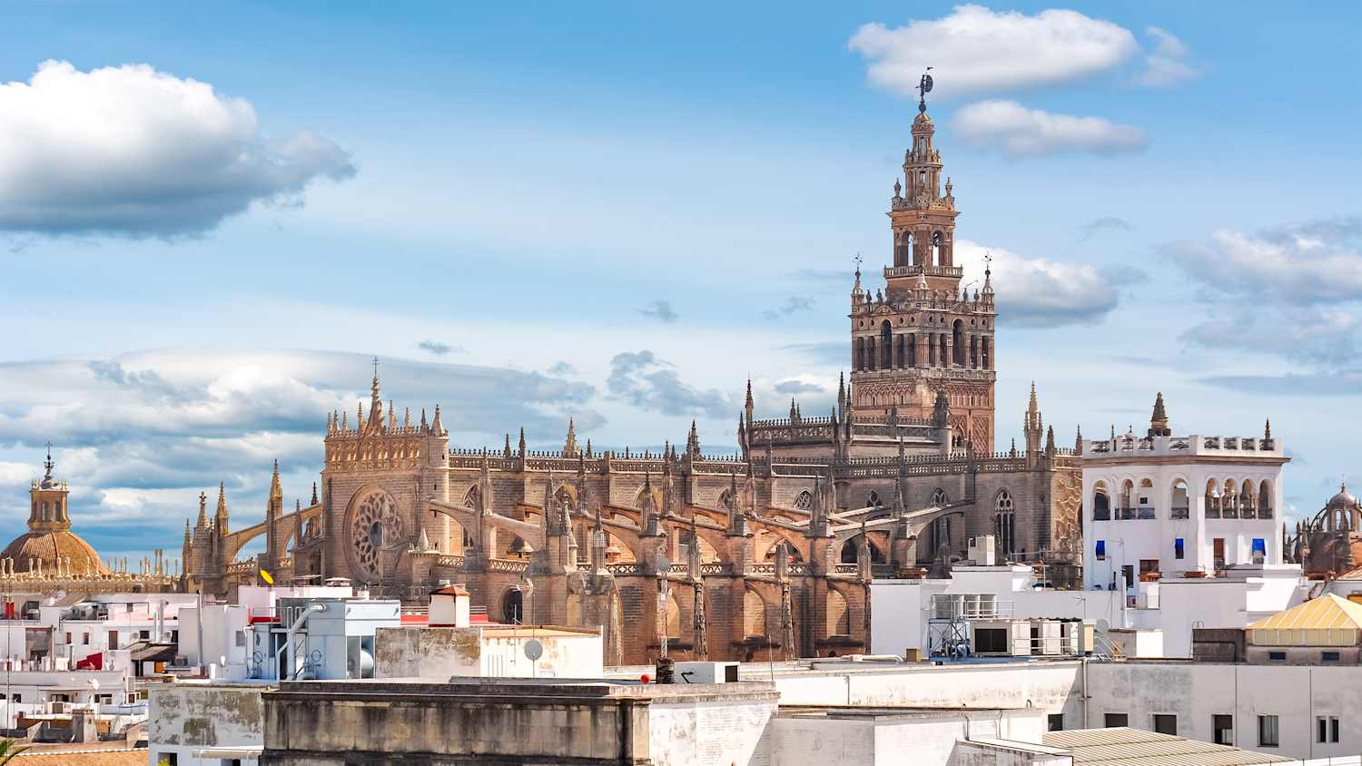 Blick auf die Kathedrale von Sevilla mit dem Giralda Turm