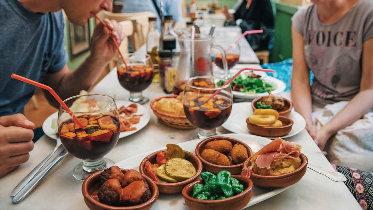 Eine Gruppe von Freunden isst Tapas in Spanien