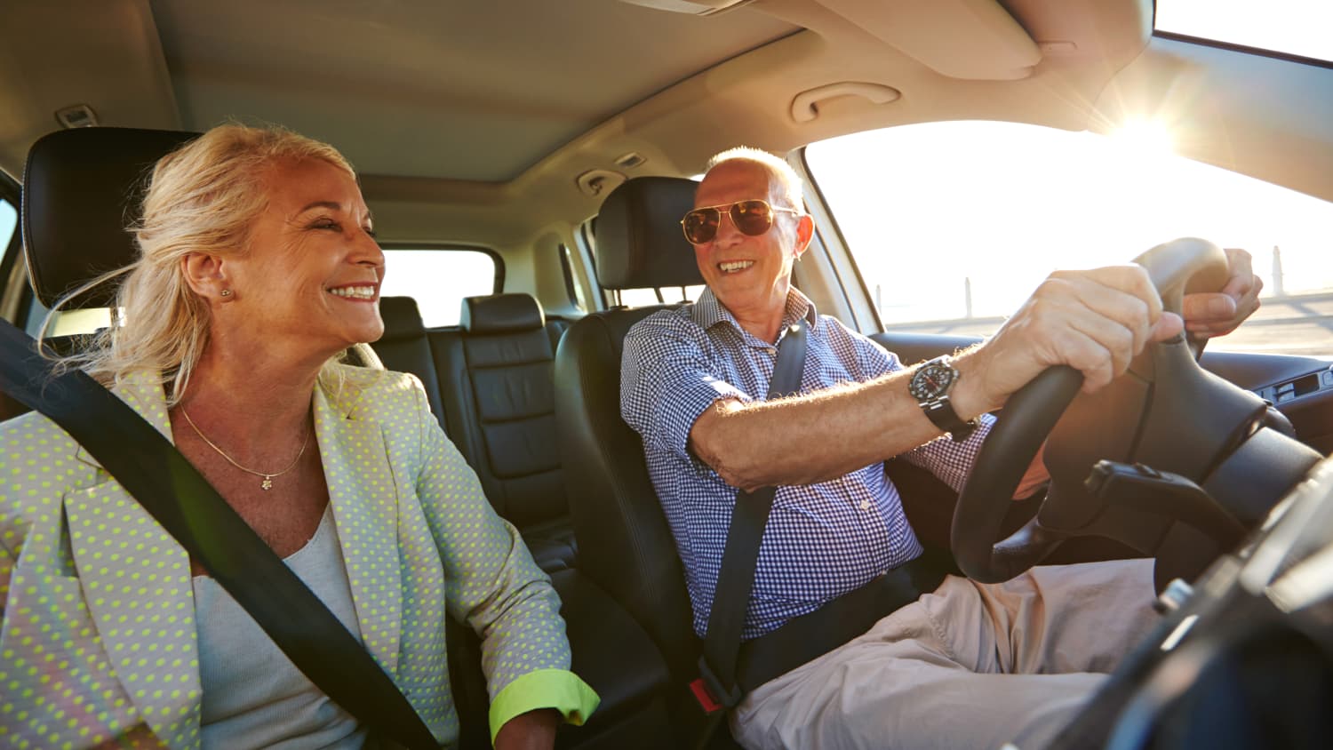 Älteres Ehepaar fährt Auto