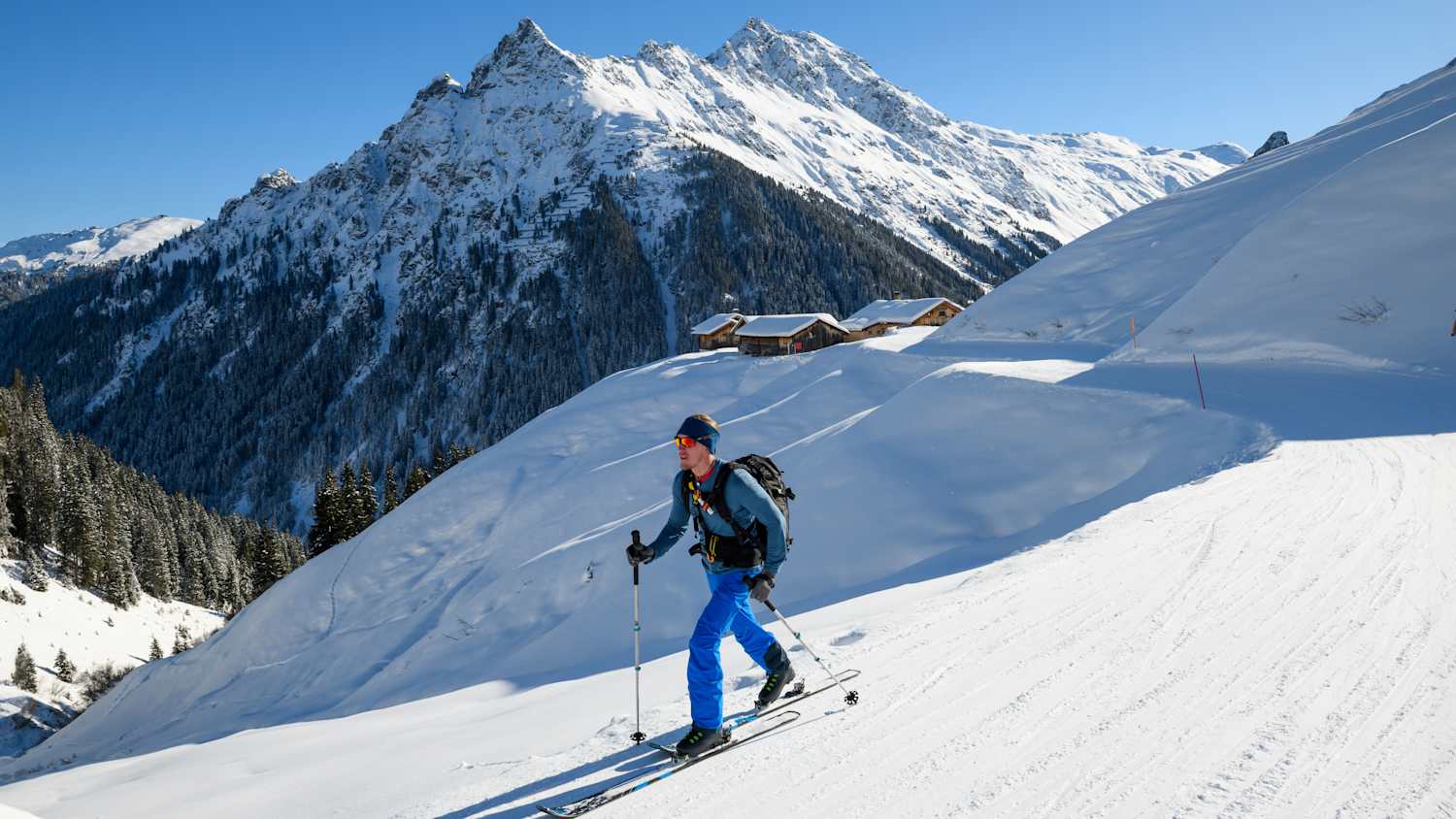 Ein Tourenskigeher in der Skiregion Montafon/Gargellen