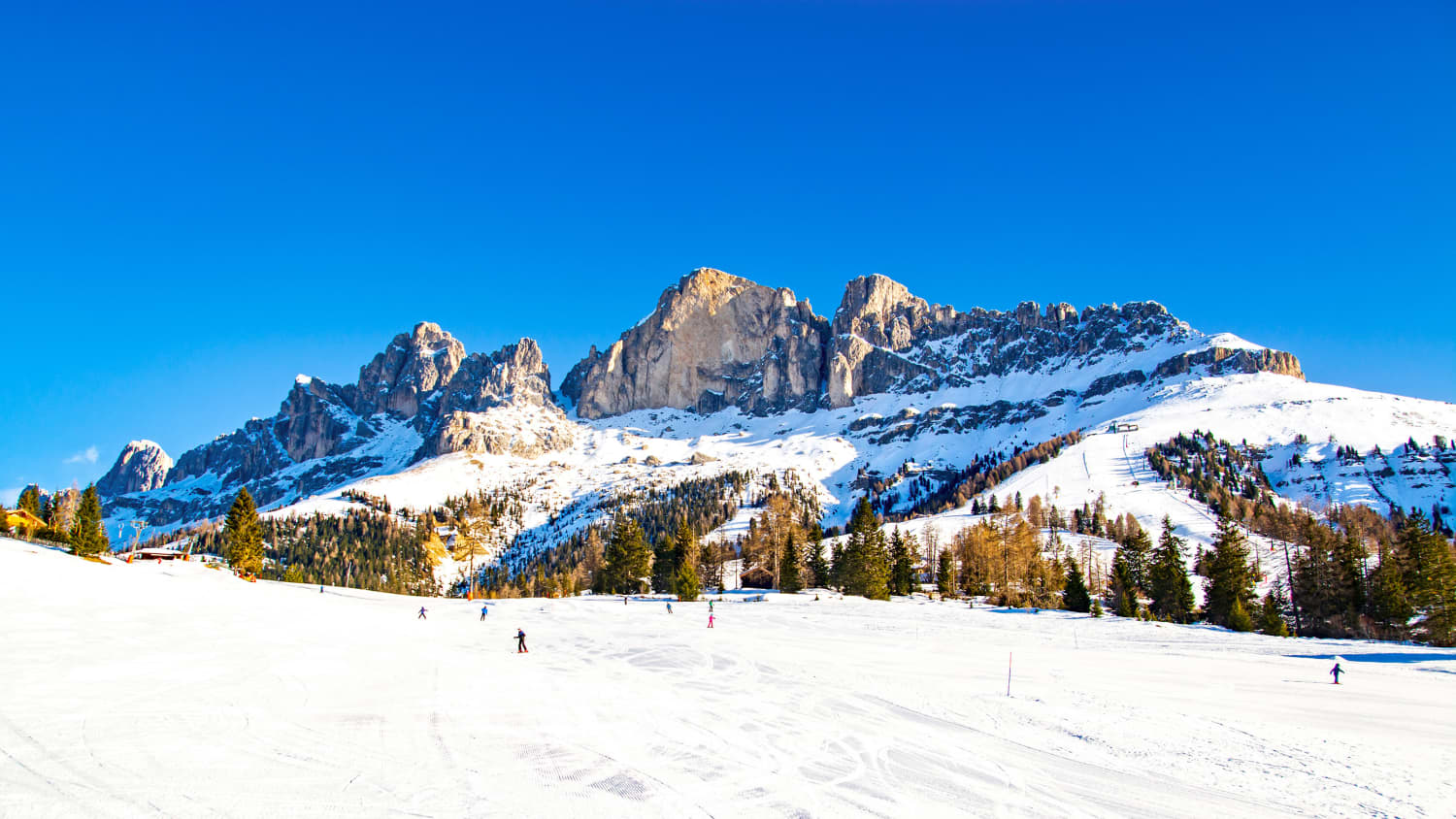 Skifahrer im Skigebiet Carezza in Südtirol