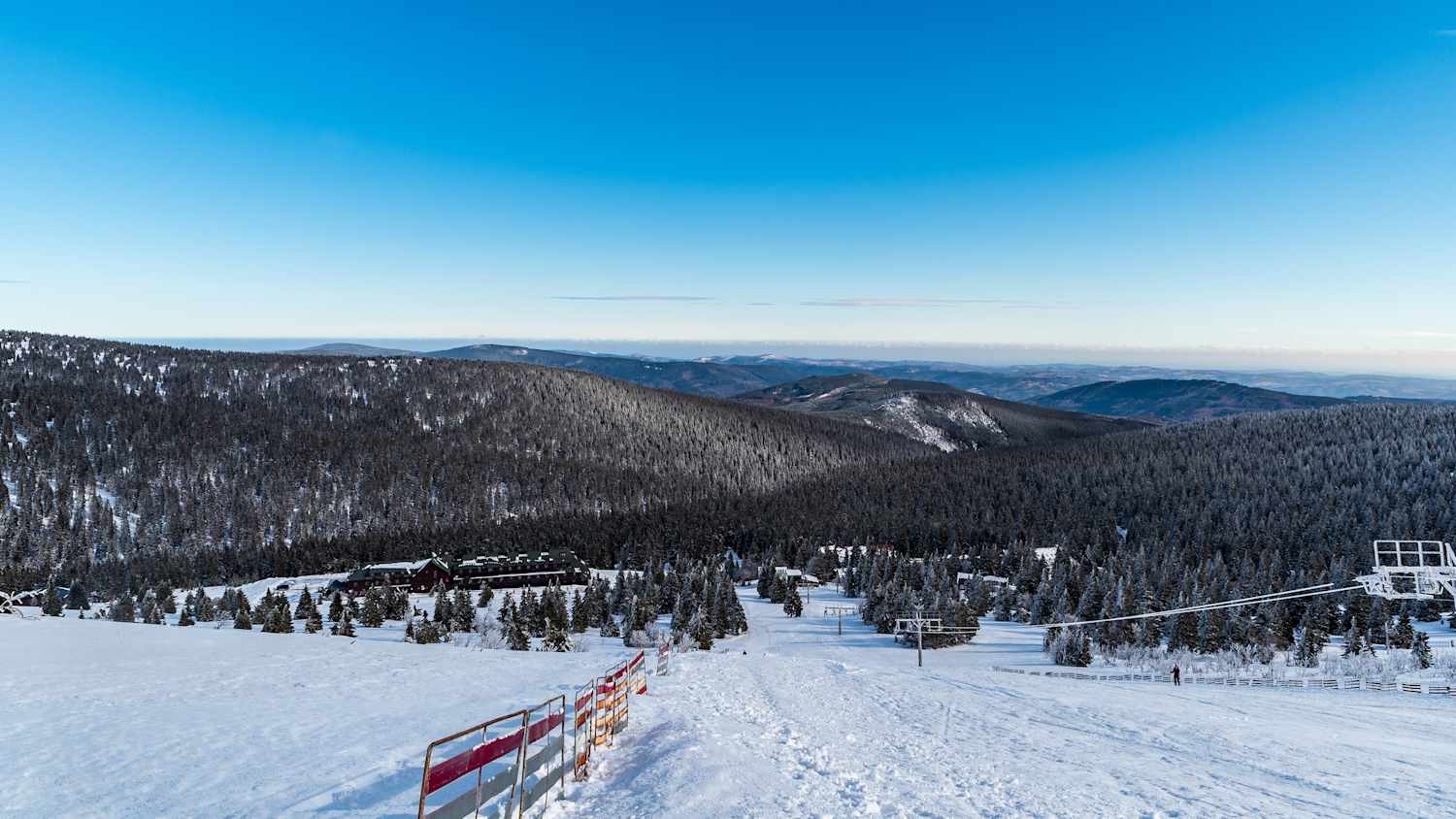 Blick auf die Skipiste im Skigebiet Ovcarna Praded in Tschechien