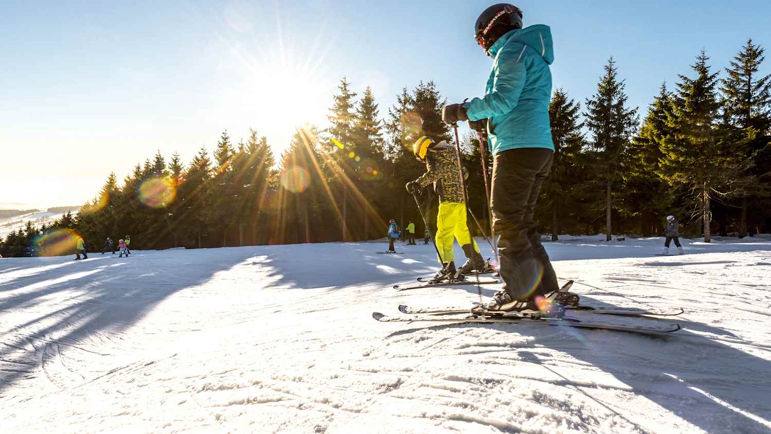 Skifahrer im Skigebiet Orlicke Hory in Tschechien