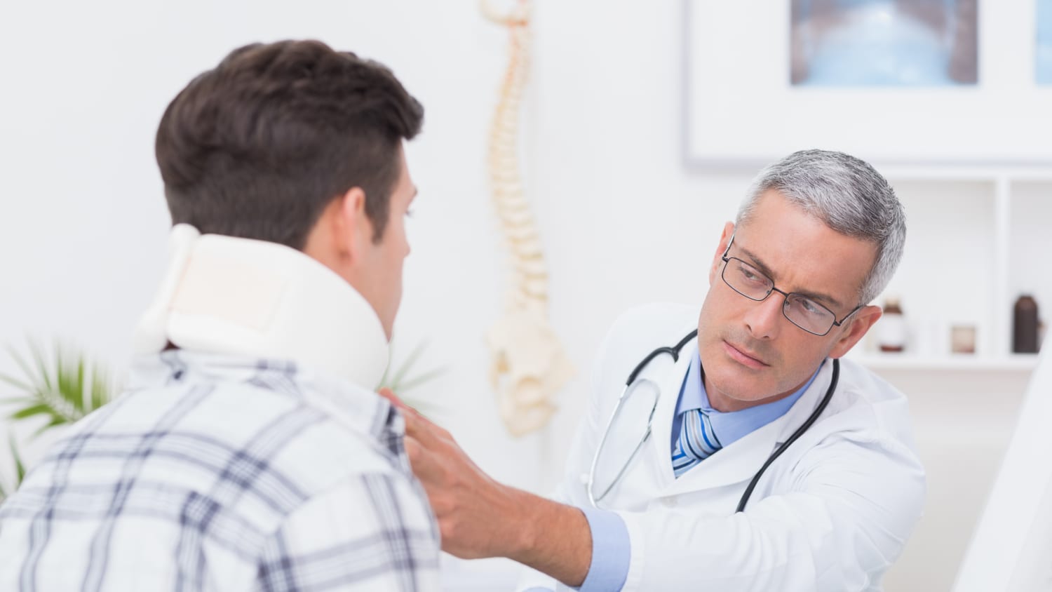 Ein Patient im Gespräch mit dem Arztin der Praxis