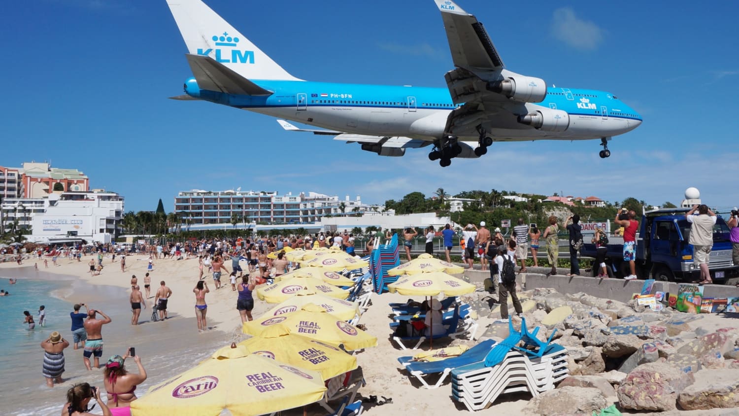 Flugszeug fliegt ueber dicht über die Badegaeste am Maho Beach