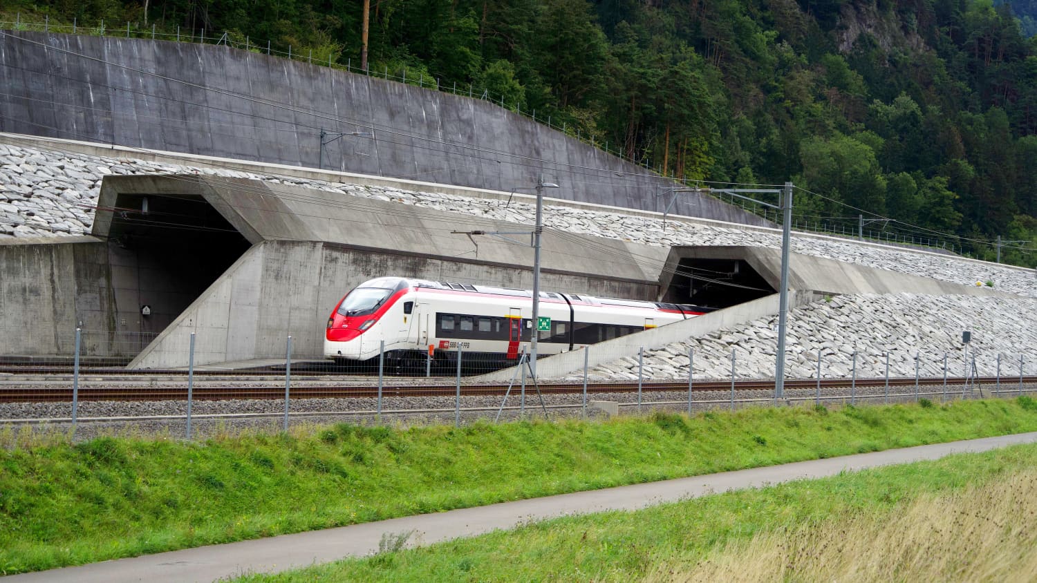 Ein Zug fährt durch den Gotthard-Tunnel