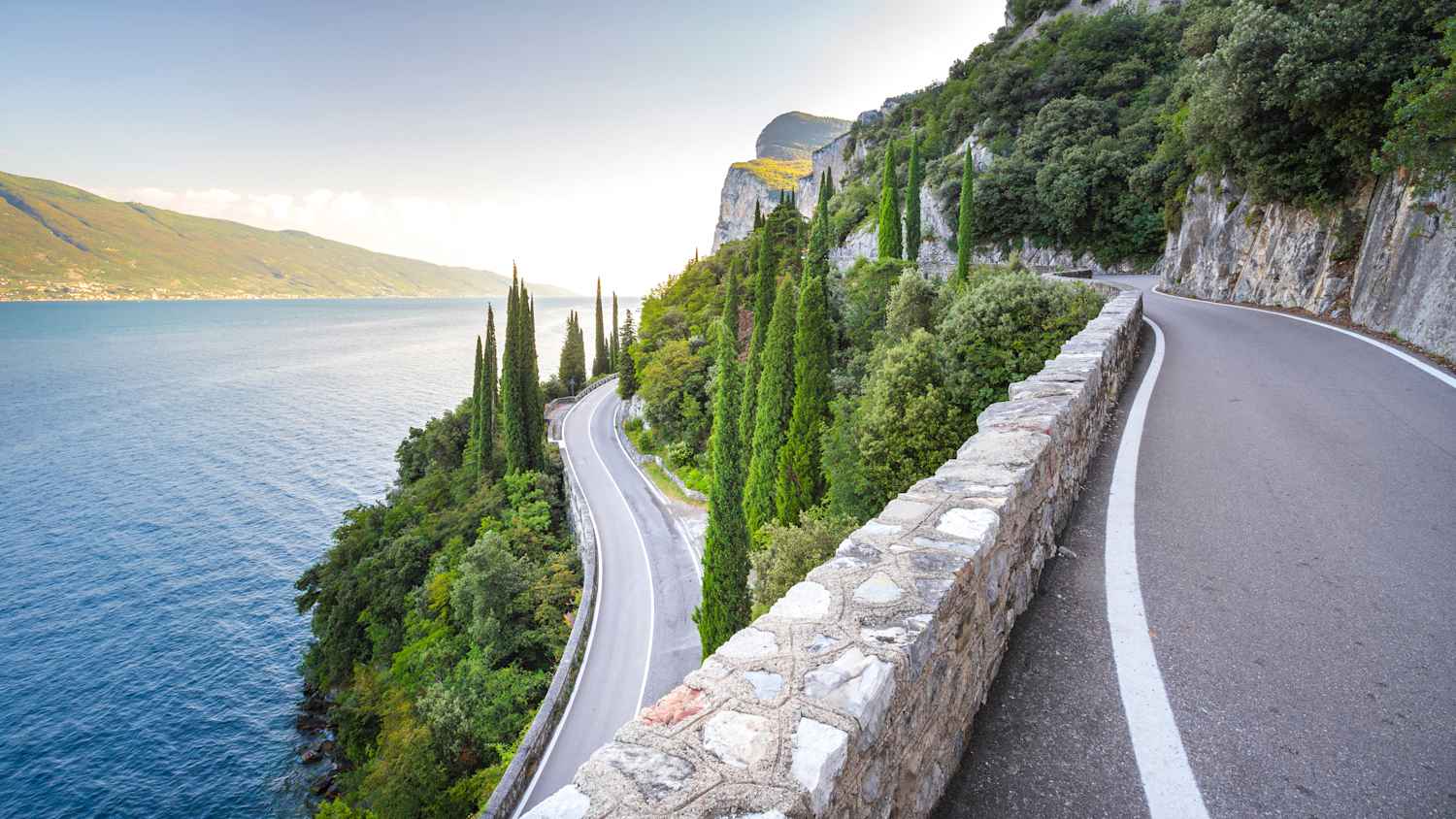 Die Strada della Forra mit Blick auf den Gardasee