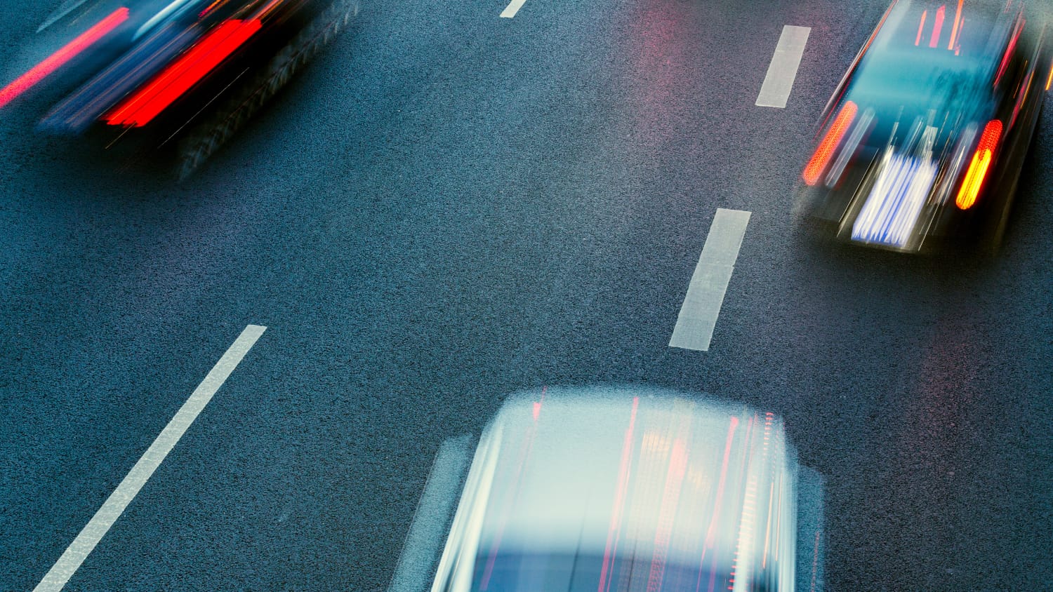 Ein Auto wechselt die Fahrbahnspur von rechts nach links