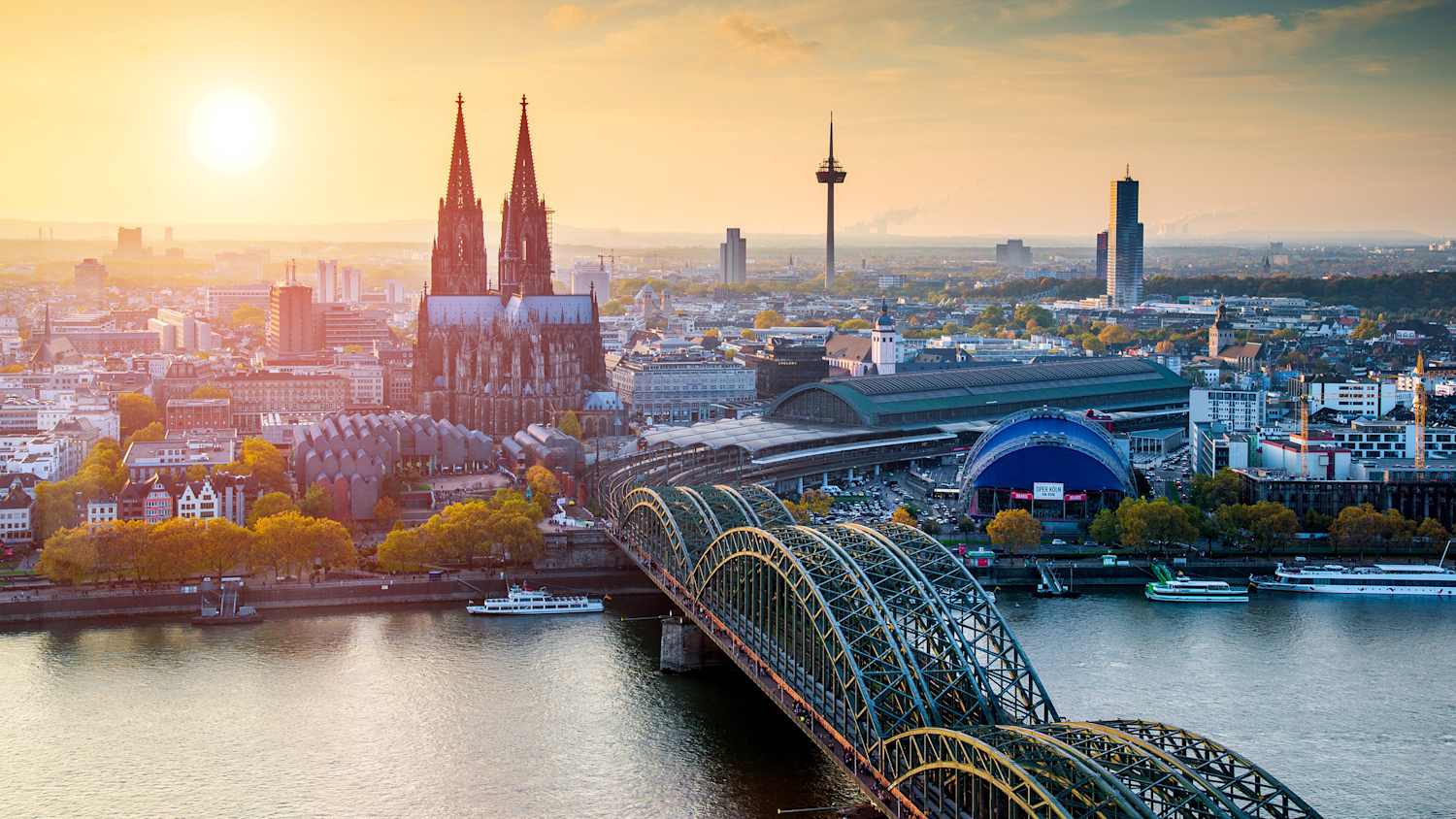 Eine Luftaufnahme des Kölner Doms mit der Hohenzollernbrücke