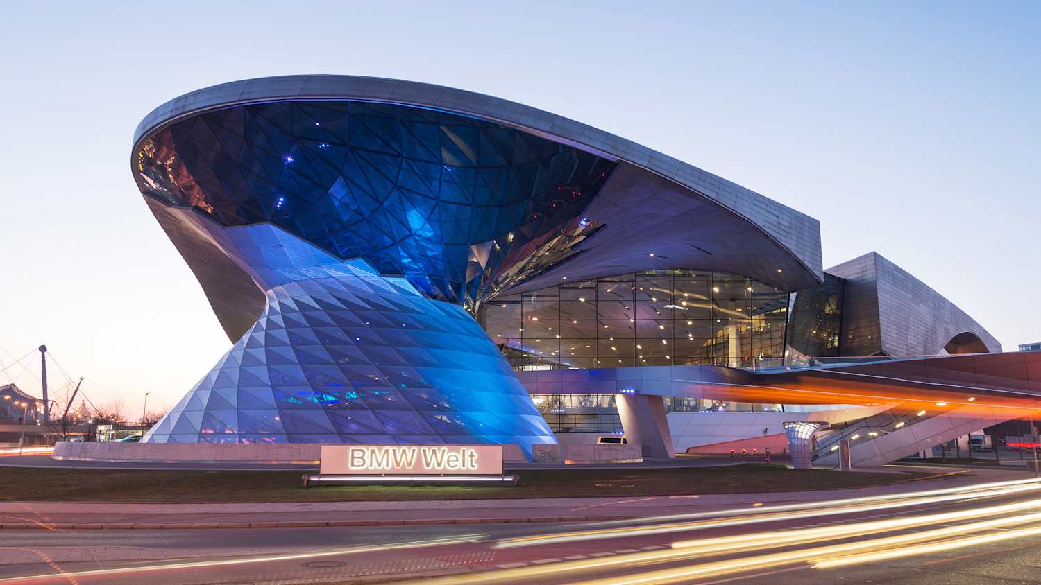 Eine Nachtaufnahme der BMW Welt in München