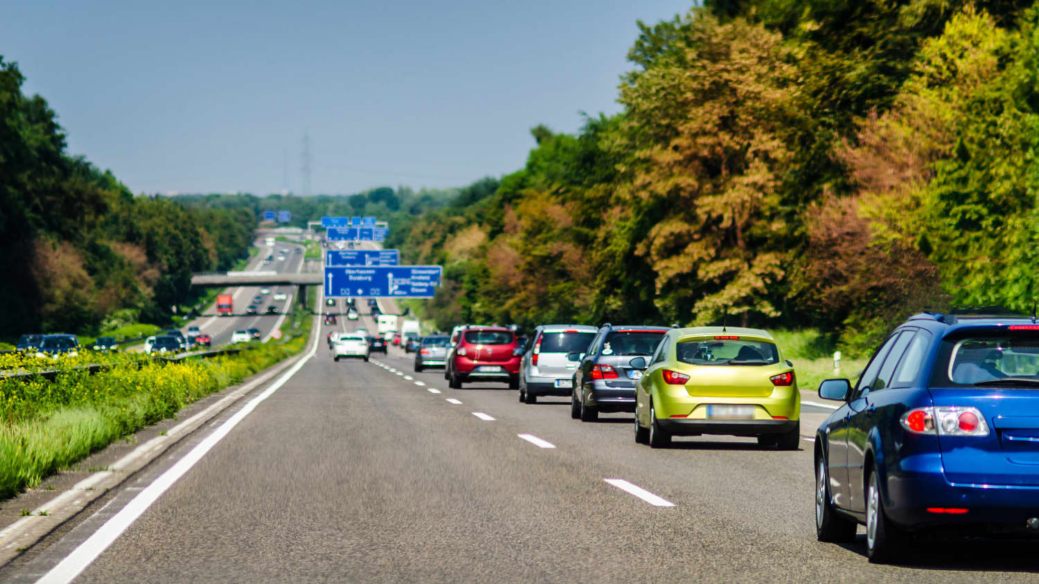 Autos stehen im Stau auf einer deutschen Autobahn
