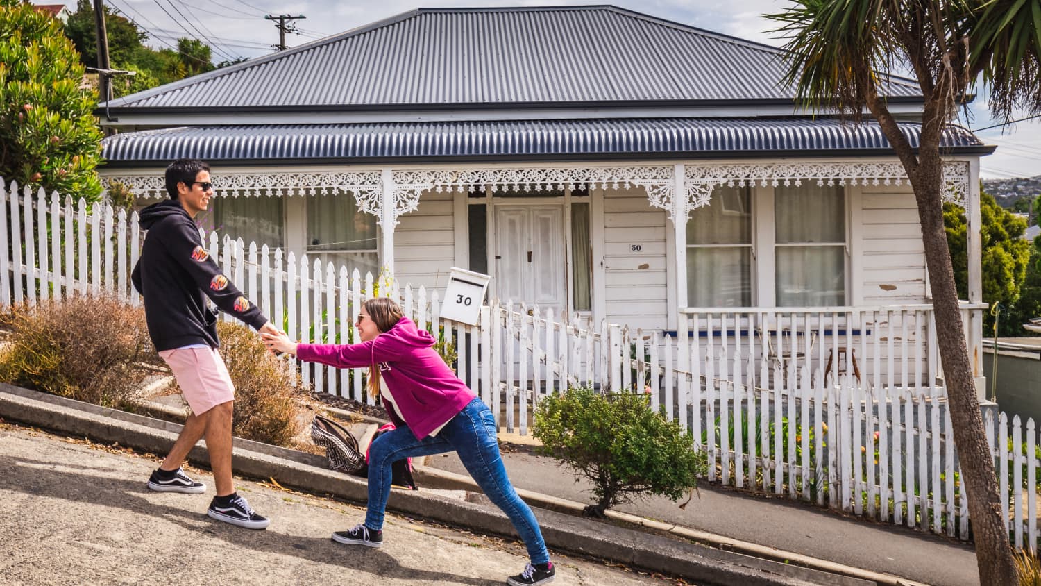Ein junges Paar albert auf der steilen Baldwin Street in Dunedin, New Zealand herum