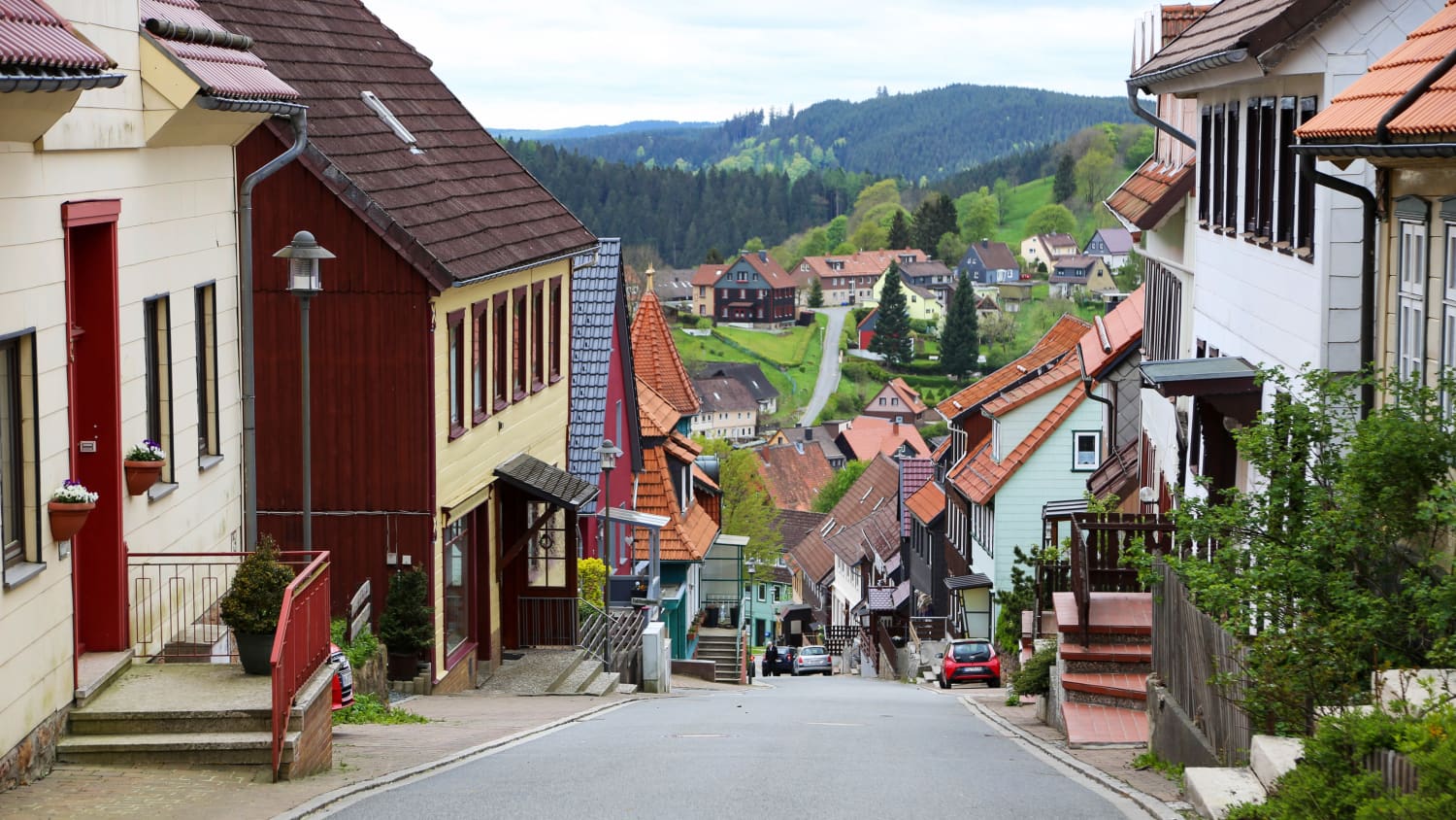 Blick hinab auf die steile Herrenstrasse in Sankt Andreasberg mit Ihren bunten Häusern