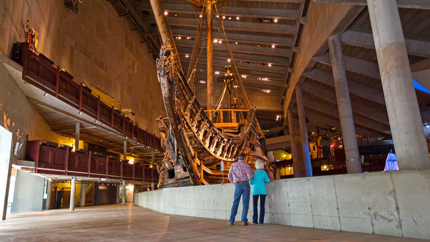 Besucher schauen sich das Vasa-Schiff im Vasa-Museum an