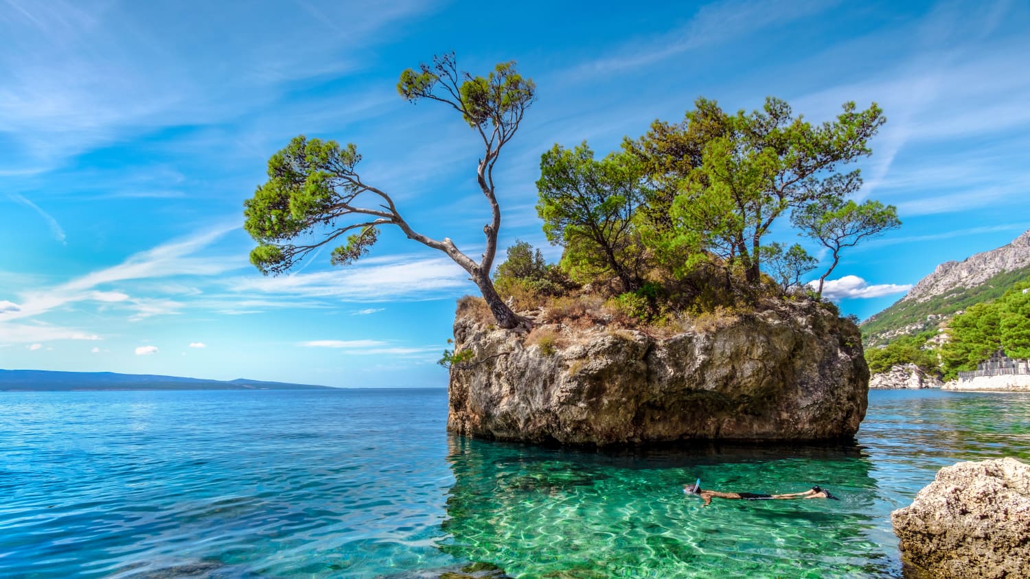 Felsen Brela am Strand Punta Rata in Kroatien