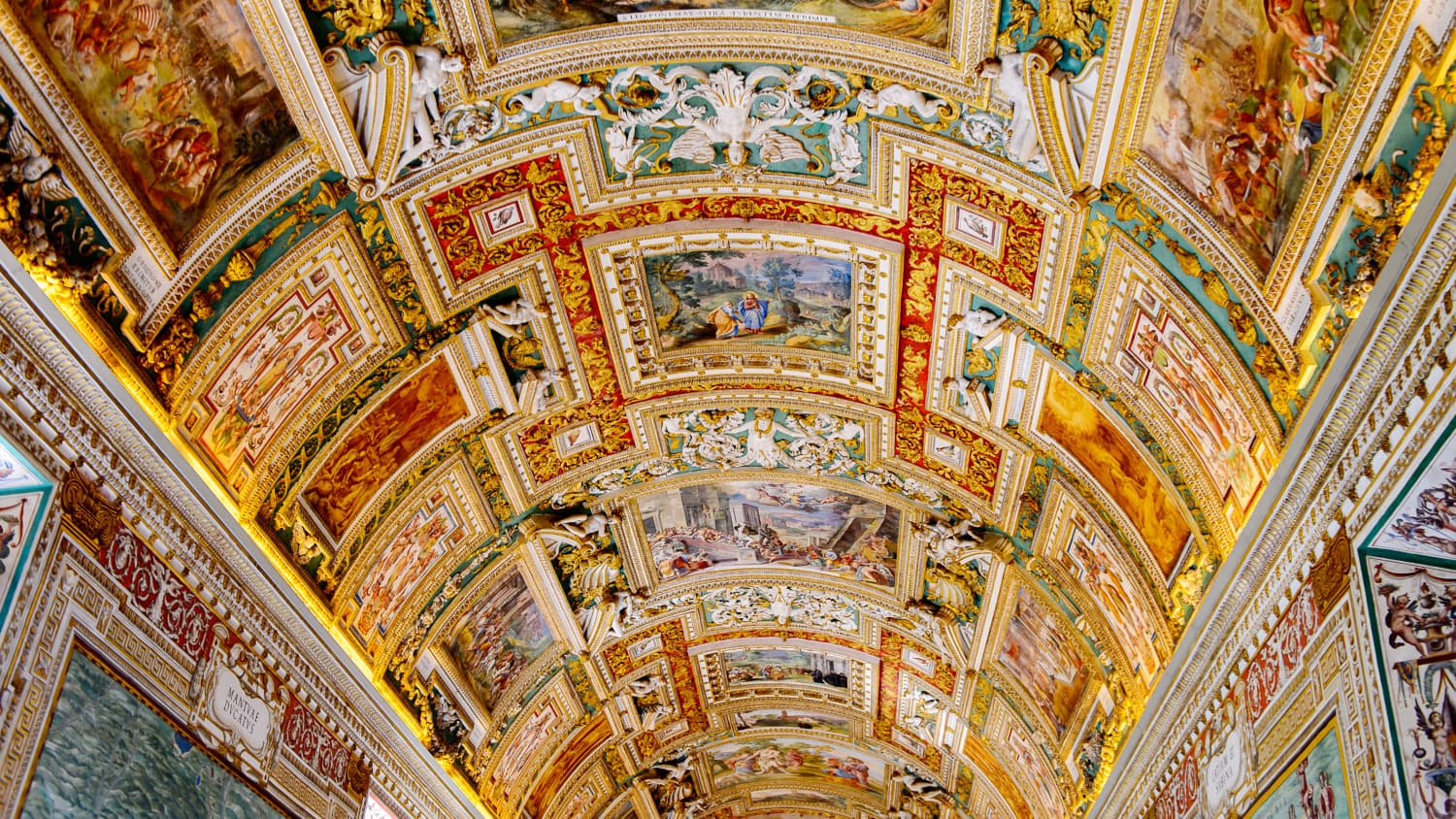 Gemälde an den Wänden und an der Decke in der Kartengalerie im Vatikanischen Museum. Es wurde 1506 gegründet