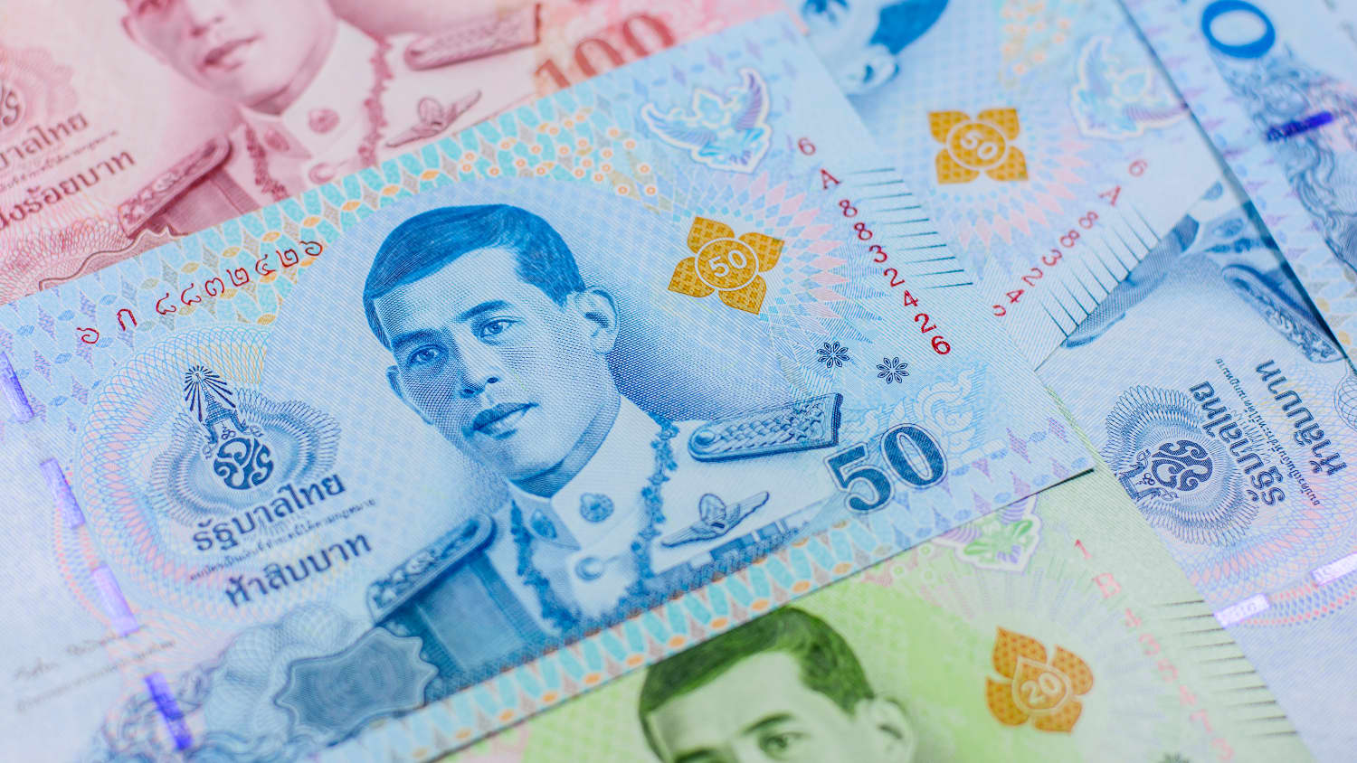 Thailändische Baht Geldscheine liegen aufeinander