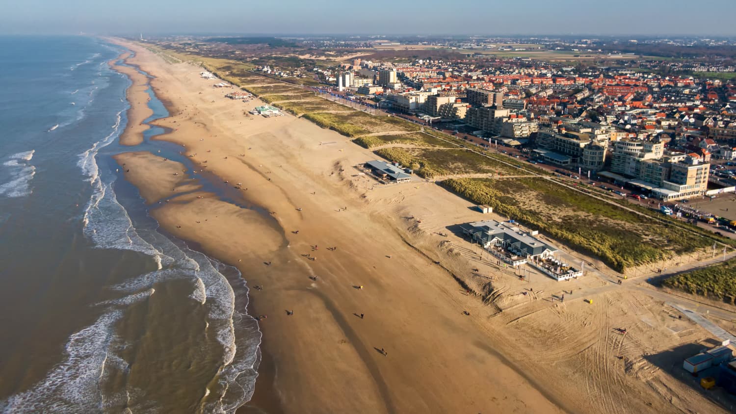 Luftaufnahme der niederländischen Stadt Noordwijk aan Zee mit Strand und Meer