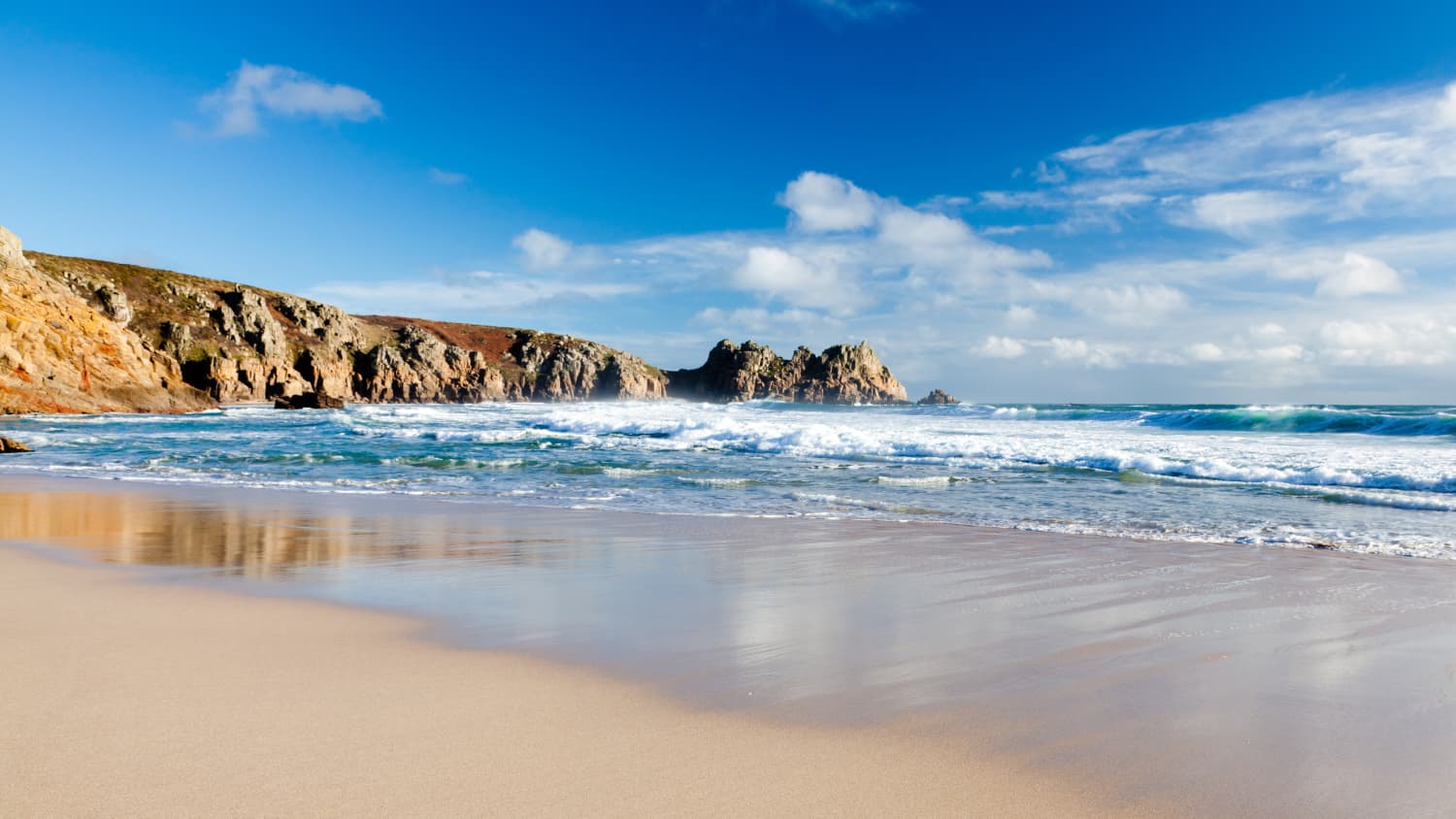 Strand und Wellen am Porthcurno Beach in Cornwall