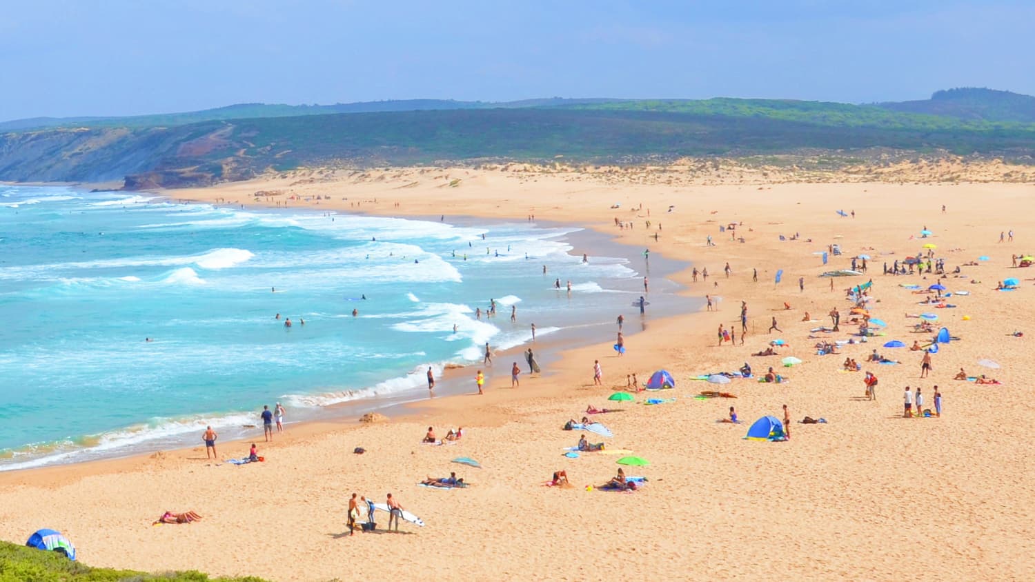 Blick auf den Strand Praia da Bordeira in Portugal