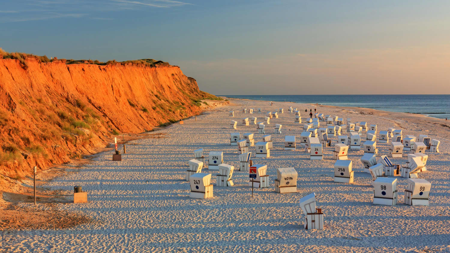 Strandkörbe am roten Kliff auf Sylt