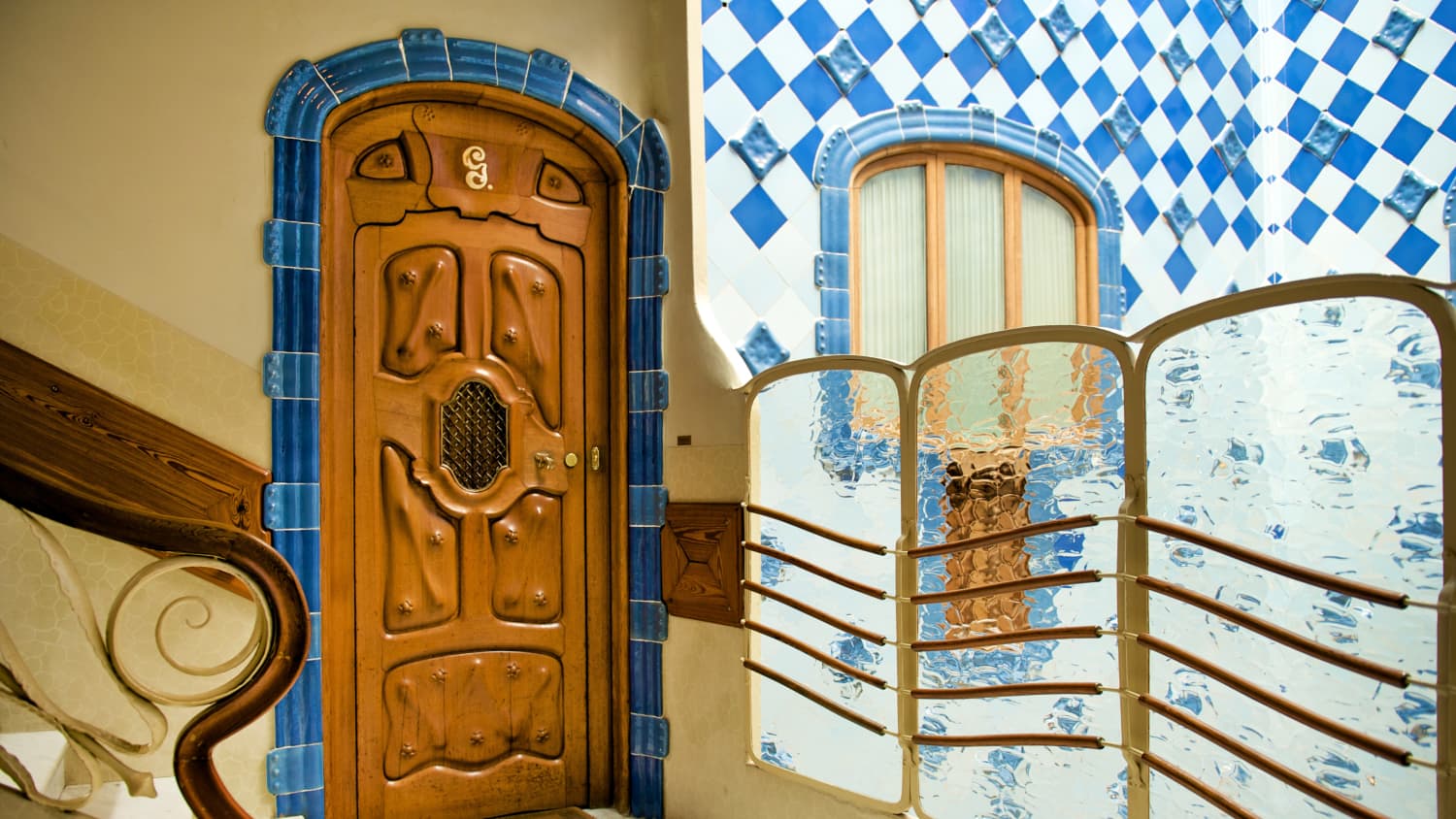 Blick auf eine Wohnunstüre im inneren der Casa Batllo in Barcelona.