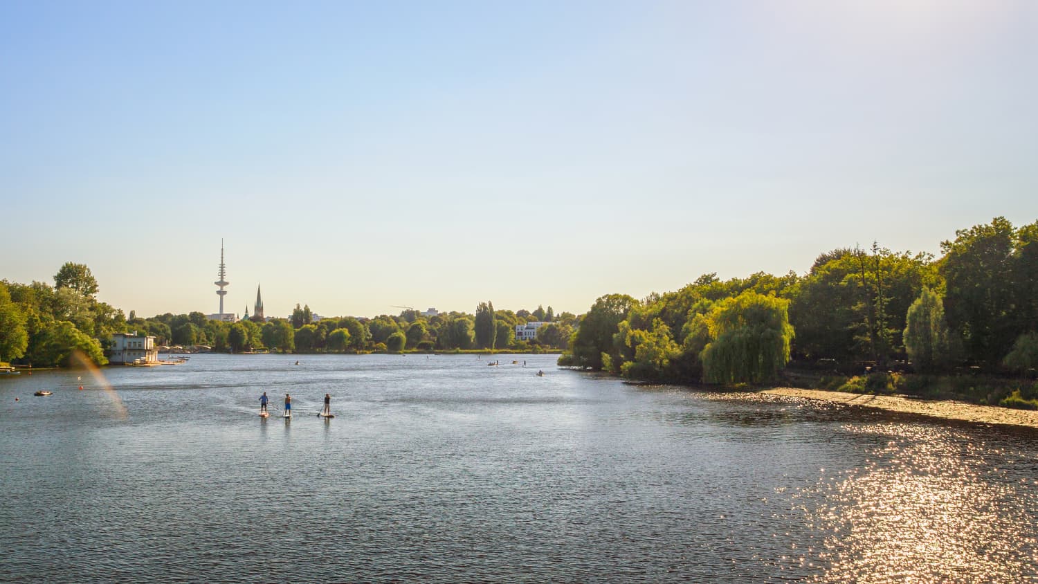 Gruppe SUP-Fahrer auf dem Alster-See in Hamburg