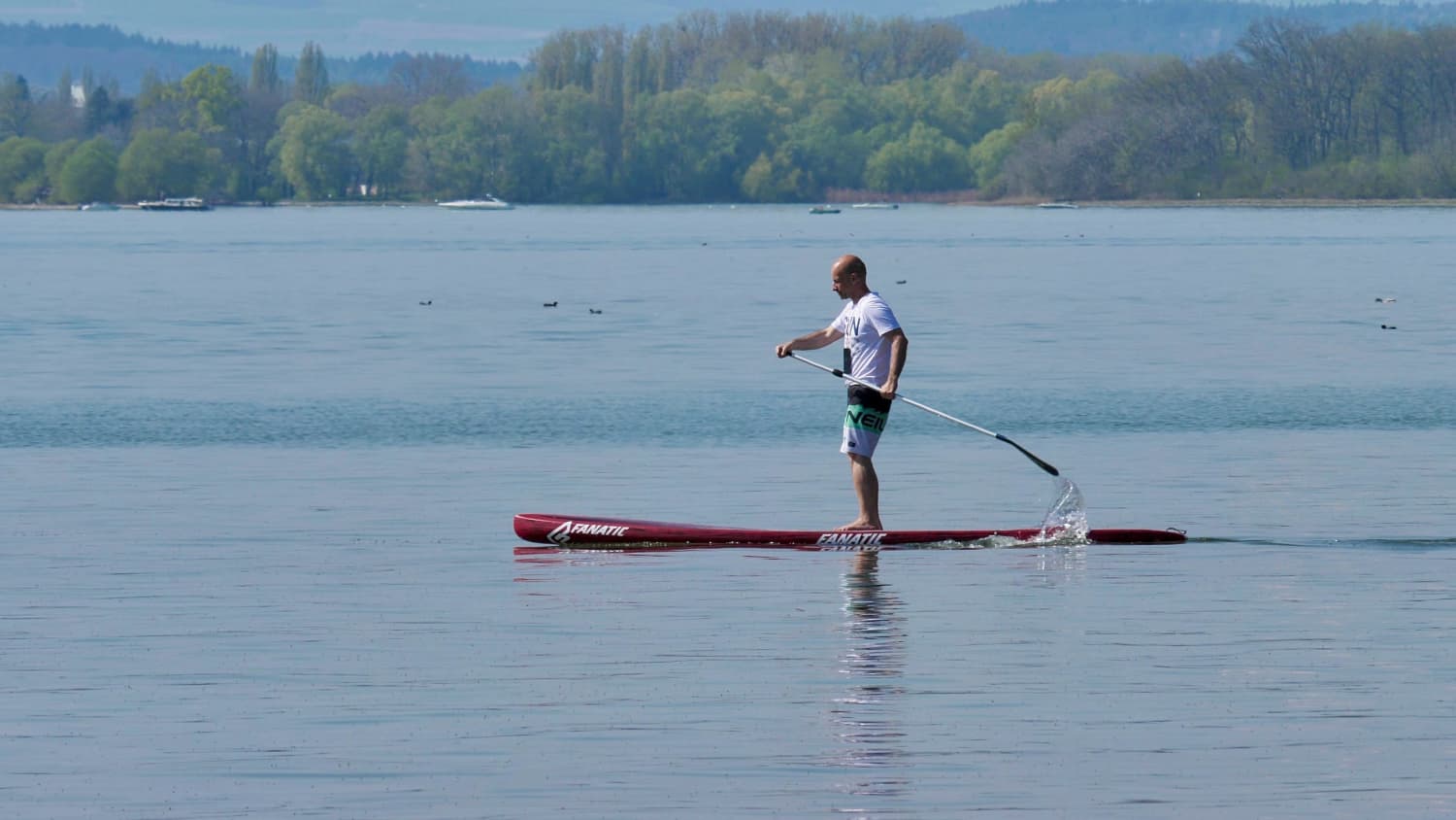 Mann beim SUP auf dem Bodensee