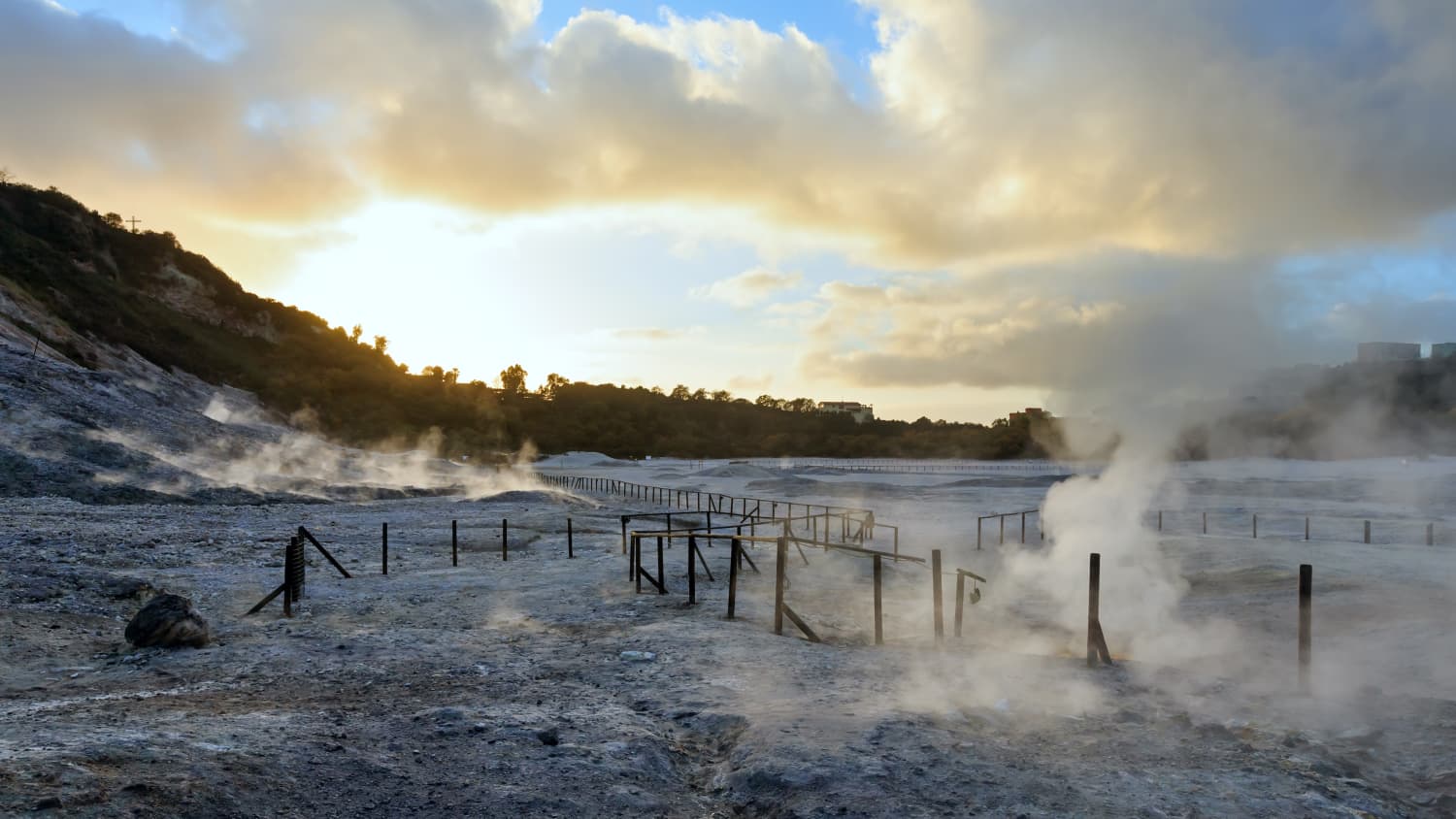 Die Solfatara ist ein flacher Vulkankrater mit Dampf mit schwefelhaltigen Dämpfen auf den Phlegraean Fields in Italien nahe Neapel