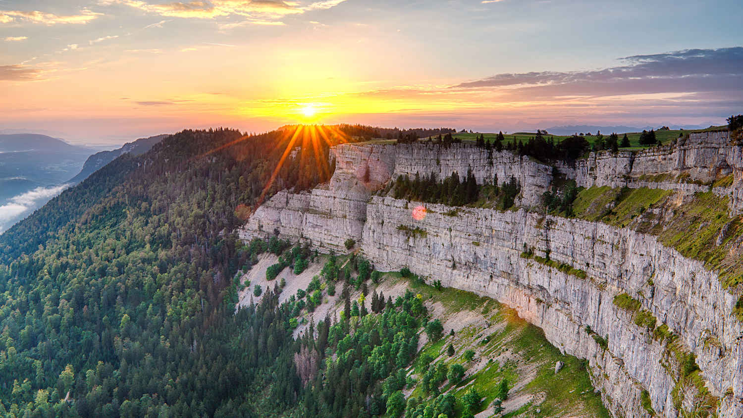 Sonnenuntergang über der Felsenarena Creux du Van in der Schweiz