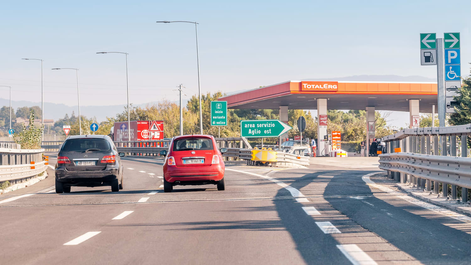 Tankstelle an einer Autobahn in Italien