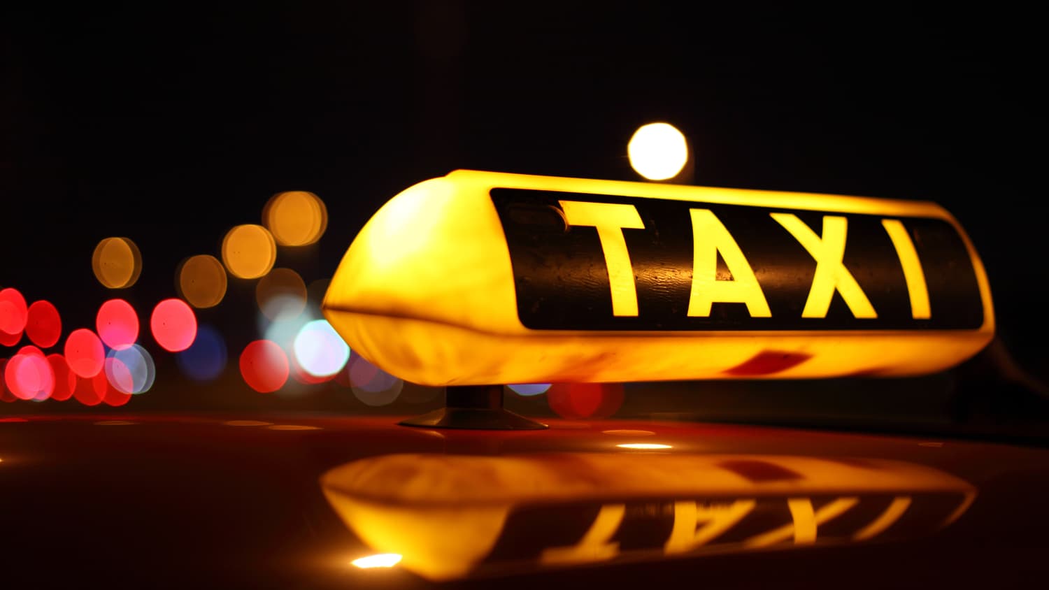 Taxizeichen auf Auto