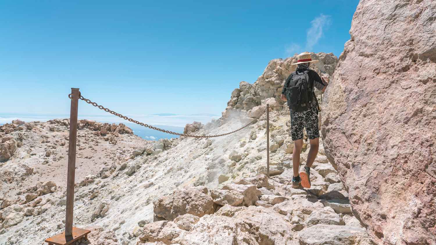 Ein Wanderer auf dem Weg auf die Spitze des Teide auf Teneriffa