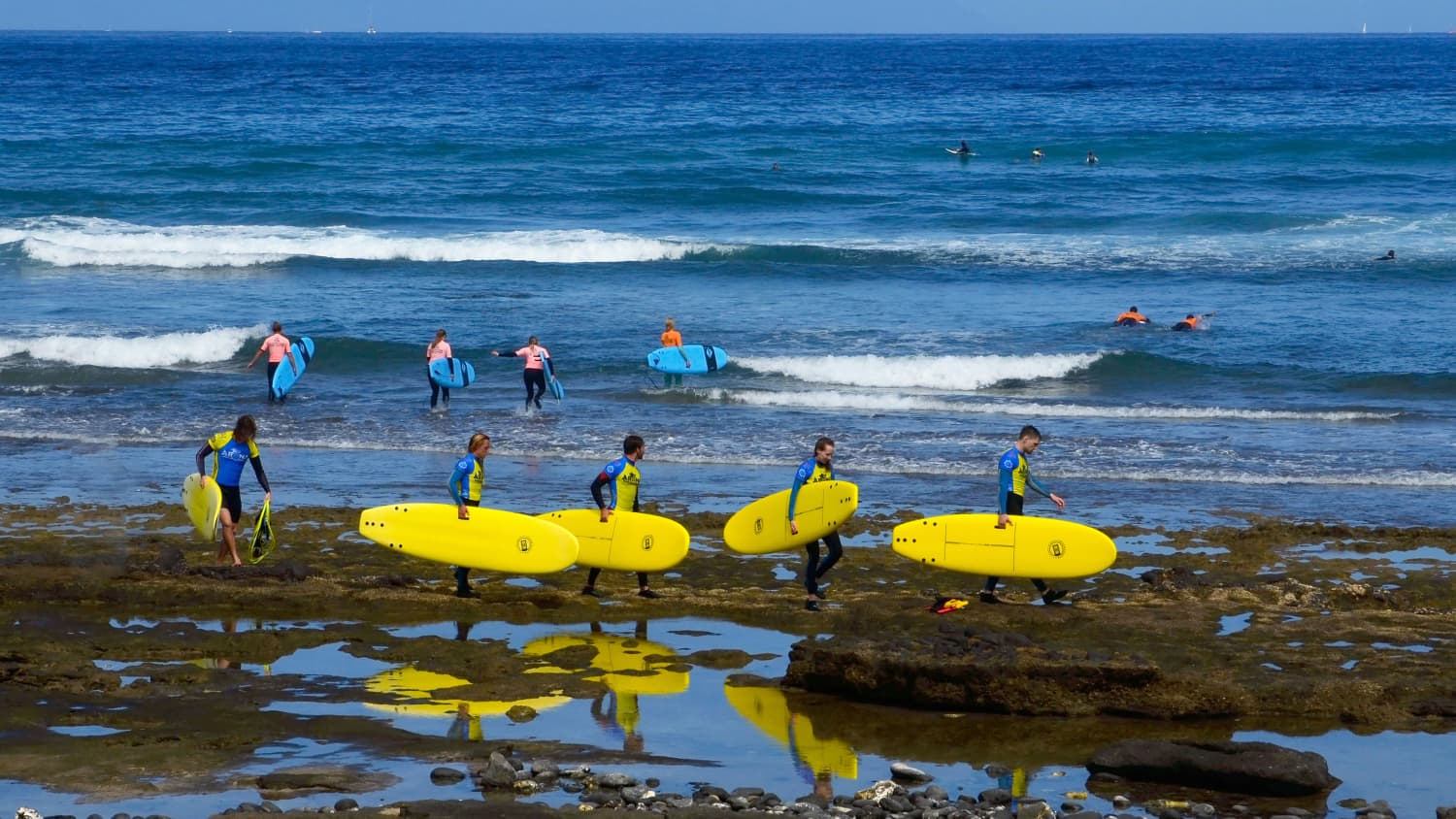 Surfer am Playa Honda in Las Americas auf Teneriffa