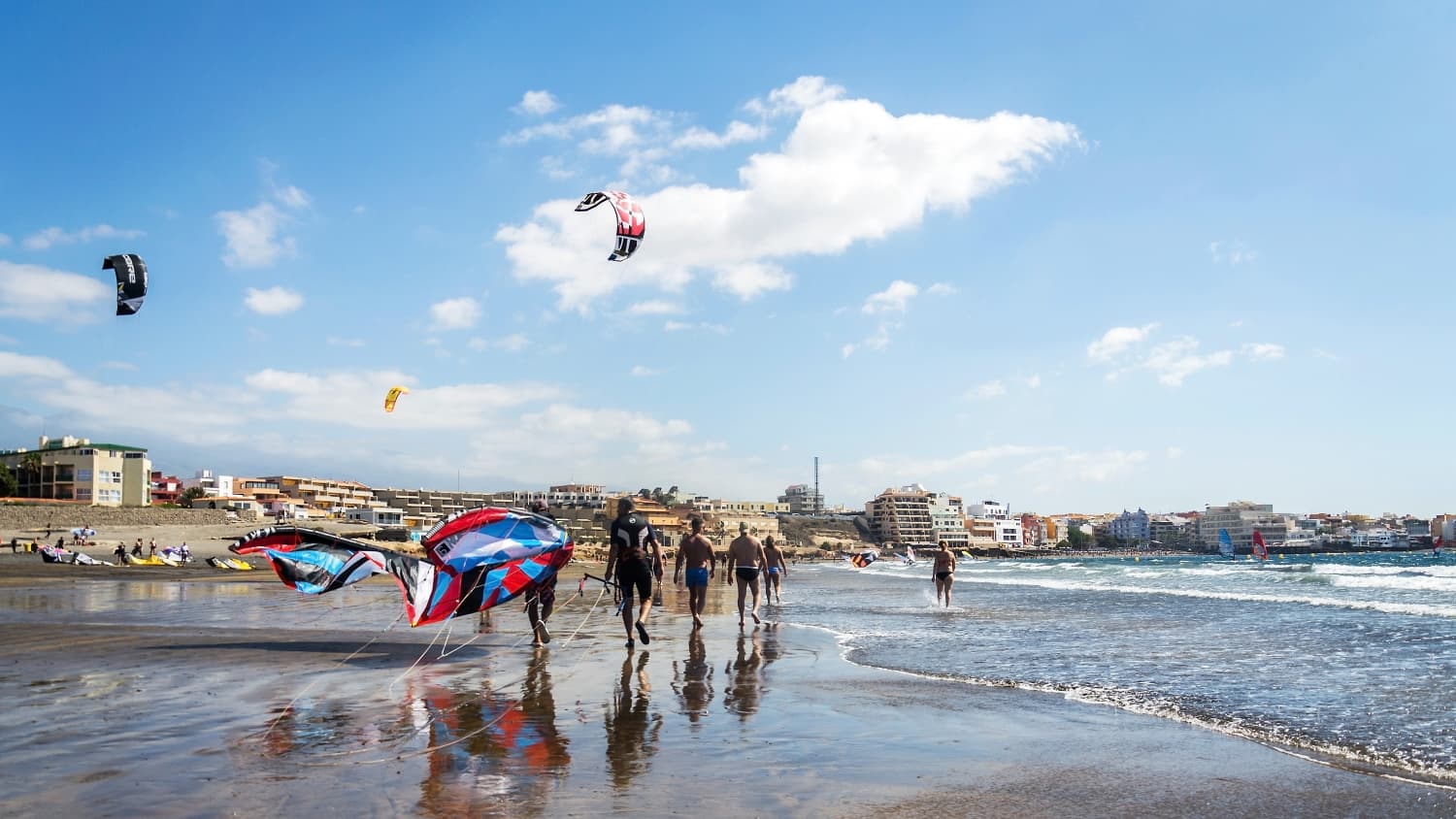 Kitesurfer am Playa Leocadio Machado auf Teneriffa