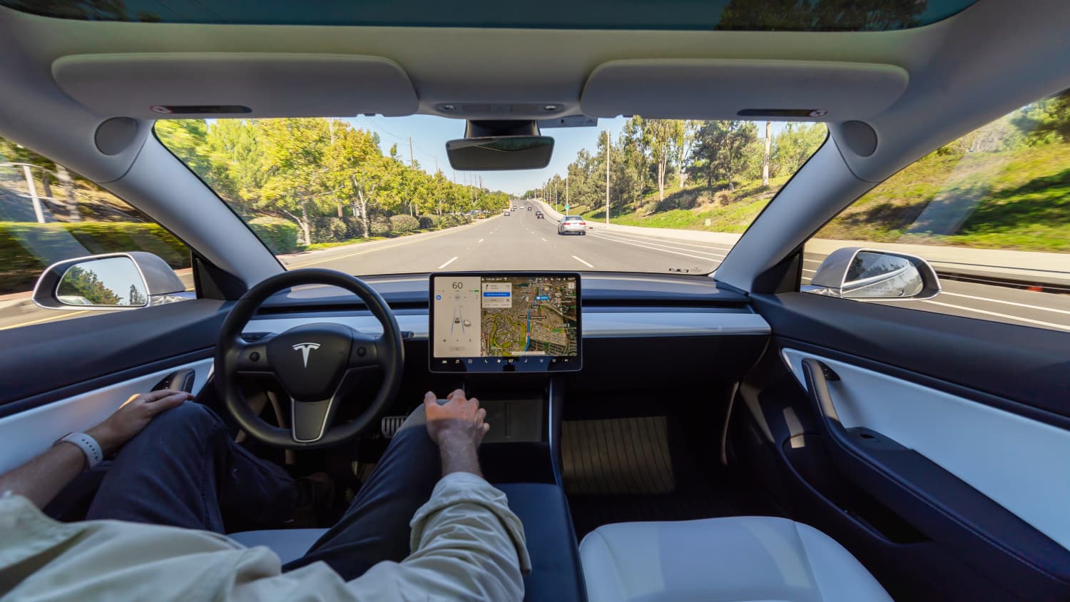 Ein Fahrer eines Tesla lässt das Auto durch den Autopilot steuern