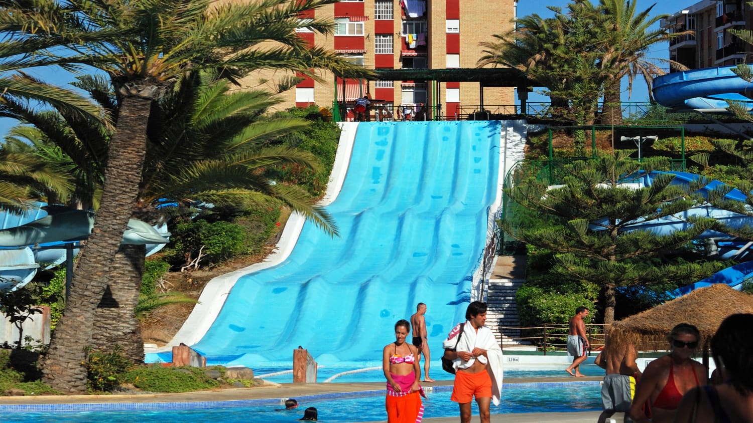Menschen vergnügen sich im Wasserpark AquaMijas