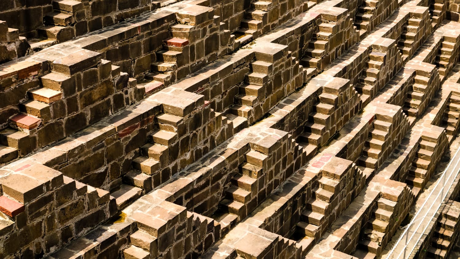 Nahaufname der Treppen im Chand Baori Indien