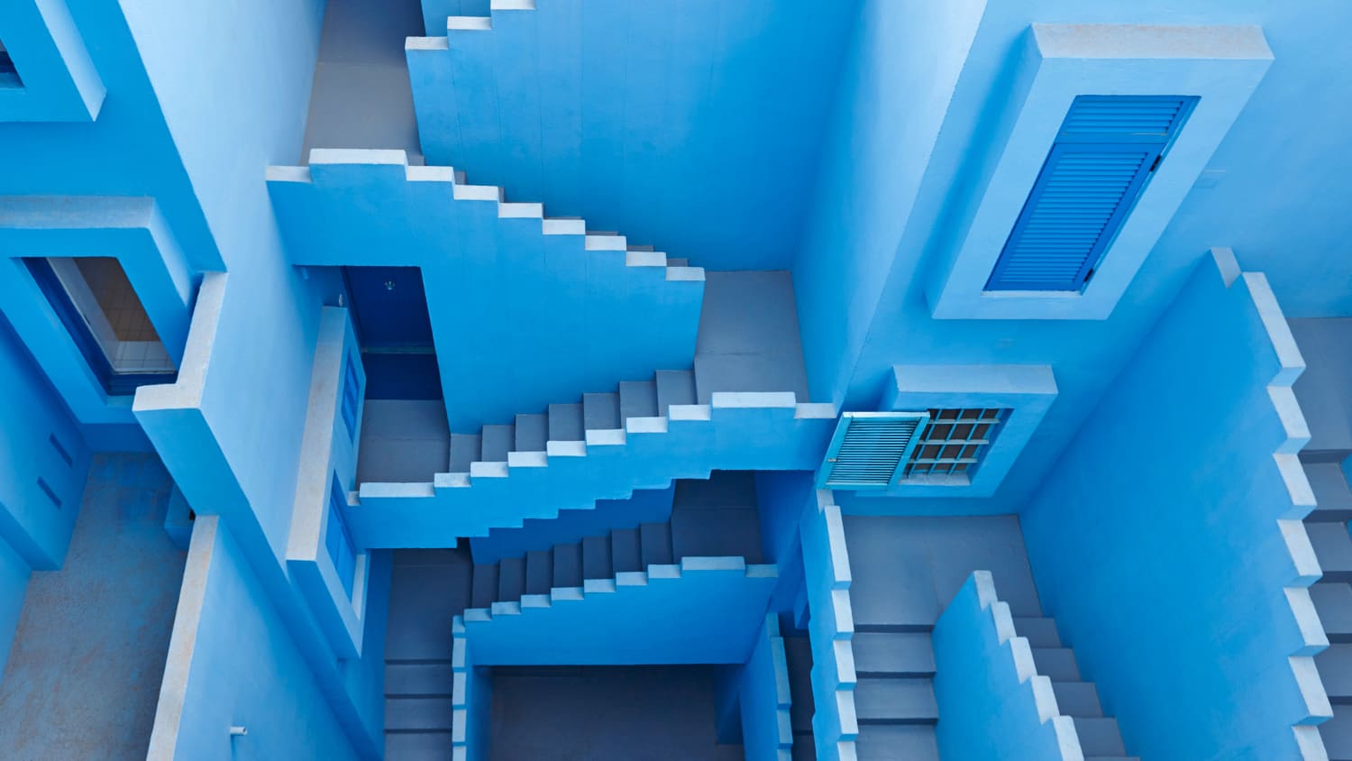 Treppe im Gebäudekomplex La Muralla Roja
