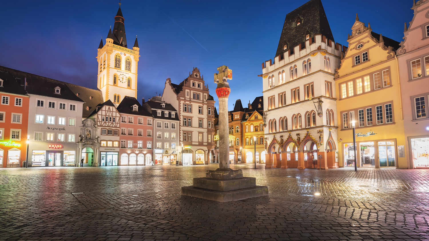 Beleuchteter Hauptmarkt in Trier bei Nacht